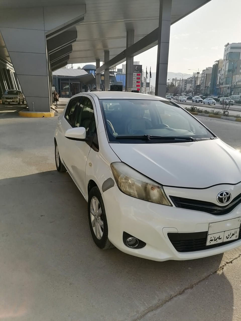 توێتا  یارس ٢٠١٢ 
ڕەنگ سپی سەدەف
نموونەیە لە جوانی 

لە شەریکەوە دوو دەستی کردووە و ٩ ساڵە لای خۆمانە
مەکینە بچووک

گێڕ و مەکینە و تەقە و ڕەقە و لە دەعامی بۆ دەعام بە ضەمان
دینارێک مەسروفی تیا نییە

دەعم  و شوخت و چاڵی نییە 

یەک بست دەرگای سەکن ساردە
چەمەلغی پێشەوەی سەکن چوار پەنجە بۆیاخی هەڵی یاوە بە هۆی دەمانچەی غەسلی سەیارە شۆردنەوە

١ ساڵە سەنەوی بەسەر چووە

نرخ 
104 گەڵا
موعامەلە

ڤایبر و سیم 
*********** السليمانية, العراق
