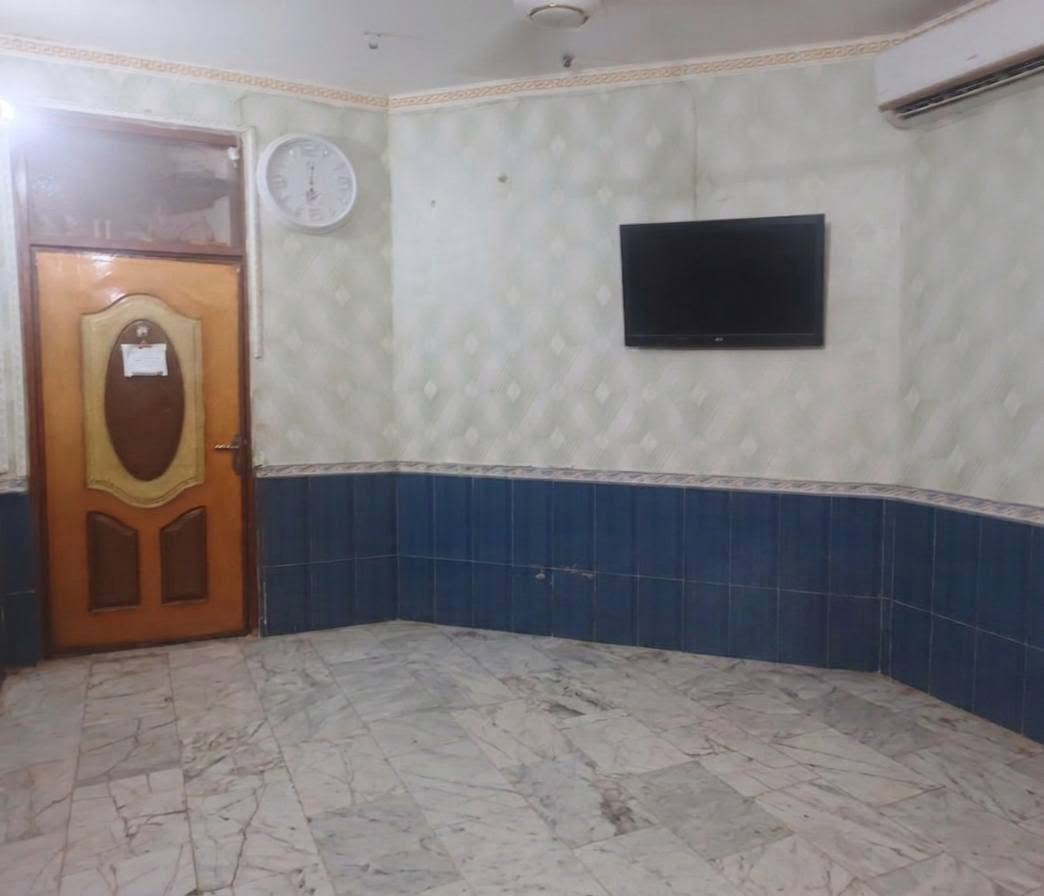 🏡 بيت للبيع في الناصرية - حي الحكيم (قرب مطعم بركات الحوراء ع)
​بناء كونكريت مسلح  (طابو ملك )
​ 
​المساحة الإجمالية: 200 متر مربع.
​الواجهة: يحتوي على طارمة بمساحة كبيرة 
​الصحيات الخارجية وصحيات داخلية
​🛏️ التفاصيل الداخلية 
​الاستقبال: صالة استقبال واسعة  مساحه (7.5 م × 3.5 م) 
​الصـالات: يحتوي البيت على صالتين داخلية (عدد 2) 
يحتوي ع ​مطبخ 
​التهوية ومناور عدد)(2)
​غرف النوم (عدد 3):
​غرفتين (2) في الطابق الأرضي 
​غرفة (1) واسعةومستقلة في الطابق الثاني.
للاستفسار على الرقم
***********
