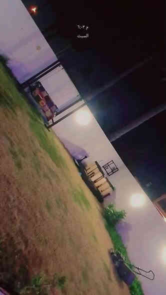 السلام عليكم قطعة أرض للبيع المساحة 500م واجهه 25 نزال 20م تحتوي على دار مساحة  البناء 200متر4غرف نوم و3منور وصحيات وصاله جلوس ومطبخ حار وبارد واستقبال 8 4وصحيات خارج البيت مسيج وكامل وحديقة واسعة خدمات كامله يبعد عن الشارع والمدارس 50 متر
المكان الدورة البوعيثه قرب مدرسه الاحرار بالضبط 
***********
***********
