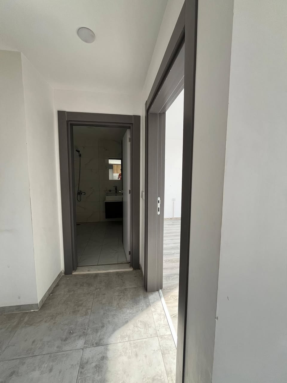 شقه للايجار منطقه ذهبيه
مجمع لايف تاور 
غرفه صاله 
فارغه 
واجهه 120 
الاستفسار على واتساب 
رقم 
***********
