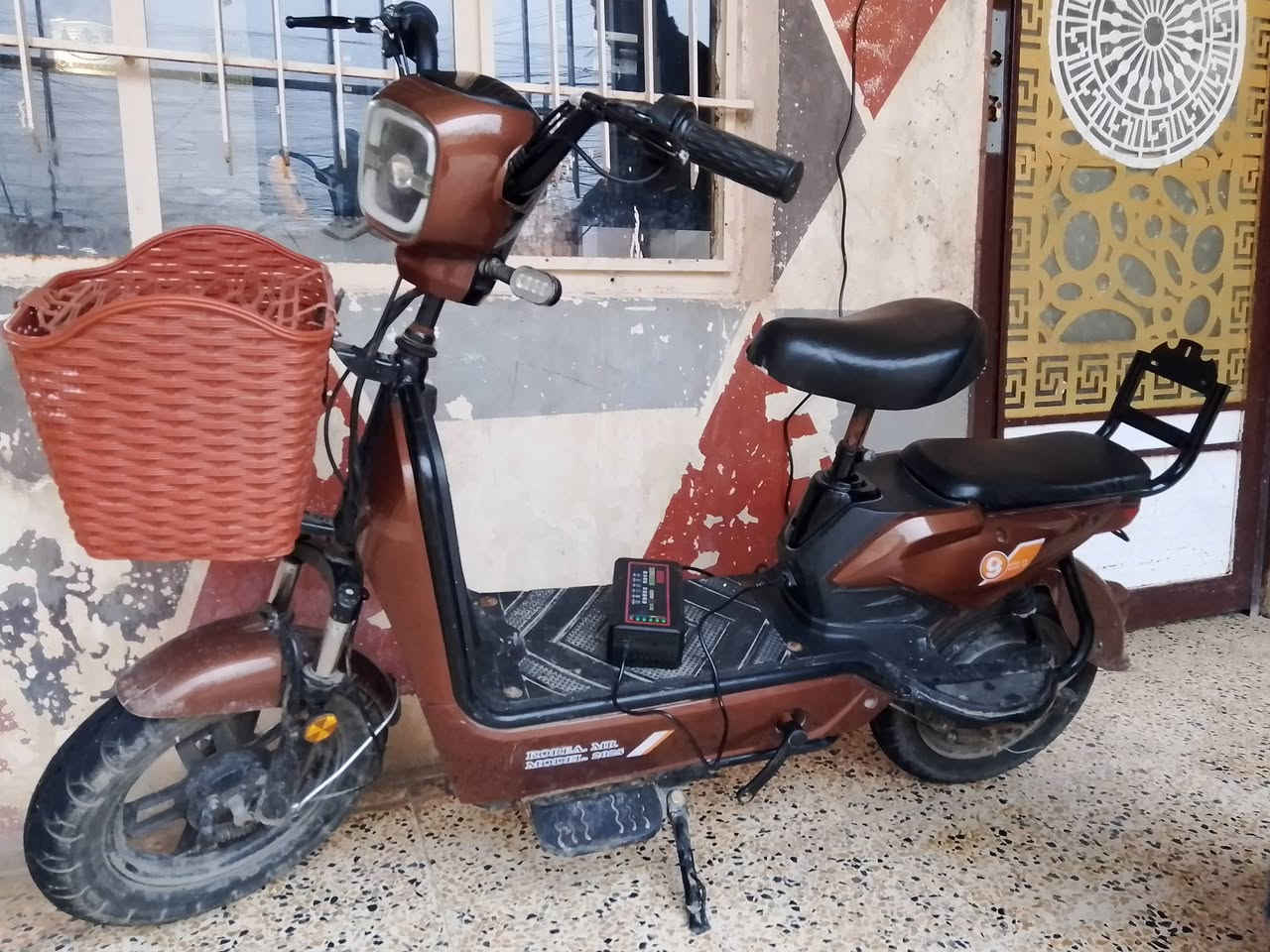 ماطور شحن للبيع مع شاحنته ماطور نضيف جاهز شغل وامشي كهربائية شغاله هورن بس هورن مفصوخ الفيشه 
العنوان موصل الايمن رقم الهاتف ***********
السعر 200 وبي مجال
