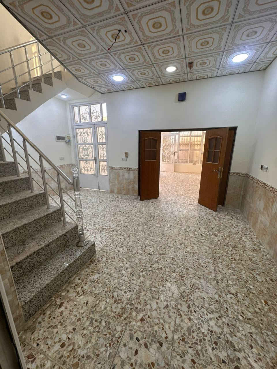 دار بناء حديث للبيع في الديوانيه
طابو صرف  بناء كونكريت مسلح 
حي الفرات خلف شركه حمورابي قرب اسواق الجوهره 

علمآ الدار غير مسكون حاليا
خدمات ماء وكهرباء وتبليط ومجاري
_____________________________
المساحه / 138 متر 
الواجهه / 6.5 متر 
_____________________________
الطابق الأرضـــي / غرفة نوم/ صاله/ استقبال/ مطبخ/ مجموعتين صحيه / طارمه 

الطابق الأول / غرفه نوم/ صاله 
____________________________
للأستفســار/ مراجعـــــة مكتـــب النخبه للعقار والمقاولات العامه الكائــن حي العروبه شارع المتحف مقابل ايسي كريم الإيطالي او الاتصال 
***********
***********
