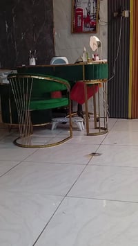 ميز اكريليك • مع كراسي • نضيف وواسع