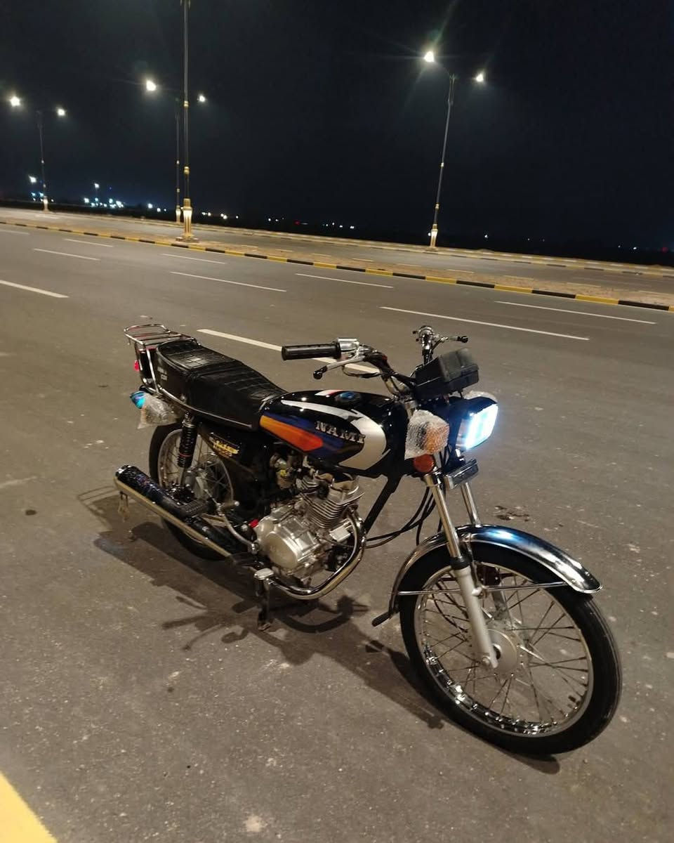 يالله دراجة نامة للبيع بدون اوراق (كلك كلك كلك)  الدراجة خير من الله مامفتوحة بس تفيلس فقط الدراجة شغالة من الطول للطول اسطاب بريك بگ لايت اشاير عينة لايت رون مكينة رون معدل الدراجة تاخذها منا اتزامط بيها كبل حتى الدهن الي اخلي امزويل 20/50 محتفظ بيها دراجة قطعة نادرة السعر والاستفسار اتصال ***********
