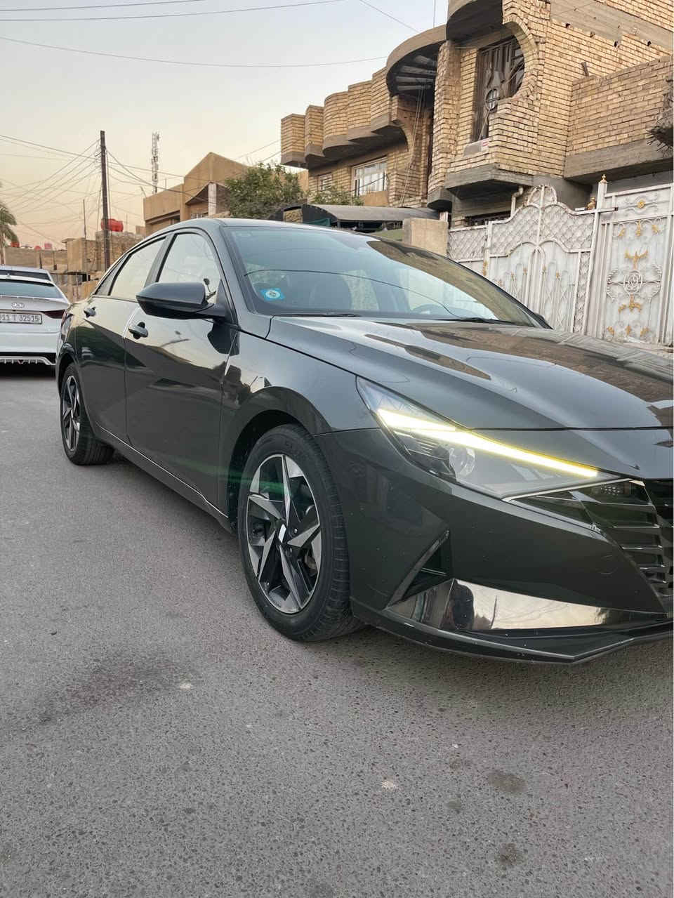السلام عليكم 
للبيع فقط 
النترا (افانتي) 2021 هايبرد 
وارد كوري اصل الشركة الام استيراد خاص 
بدون حادث بيهه صبغ جاملغ خلفي بالعراق
 والبقيه موضحه بالسونر 

محرك كير صدر تبريد كله جديد 

رقم بغداد الجديد بأسمي 
فول مواصفات عدى الفتحة 
بصمات ابواب وتشغيل وصندوك
رادارات امامي وخلفي ومري 
كشن جلد + تدفئه وتبريد
حساس خلفي 
وبعد هواي مواصفات

تخم تاير ويل حجم ١٧ جديد 

ماشيه ٥٣ الف كيلوا فقط 
السياره كلش جديده وكلشي بيهه بلادي مملعوب بيهه 

السعر ١٢٨ بيهه مجال جدا جدا بسيط 
مكان السياره بغداد حي العامل 
***********
*********** بغداد, العراق
