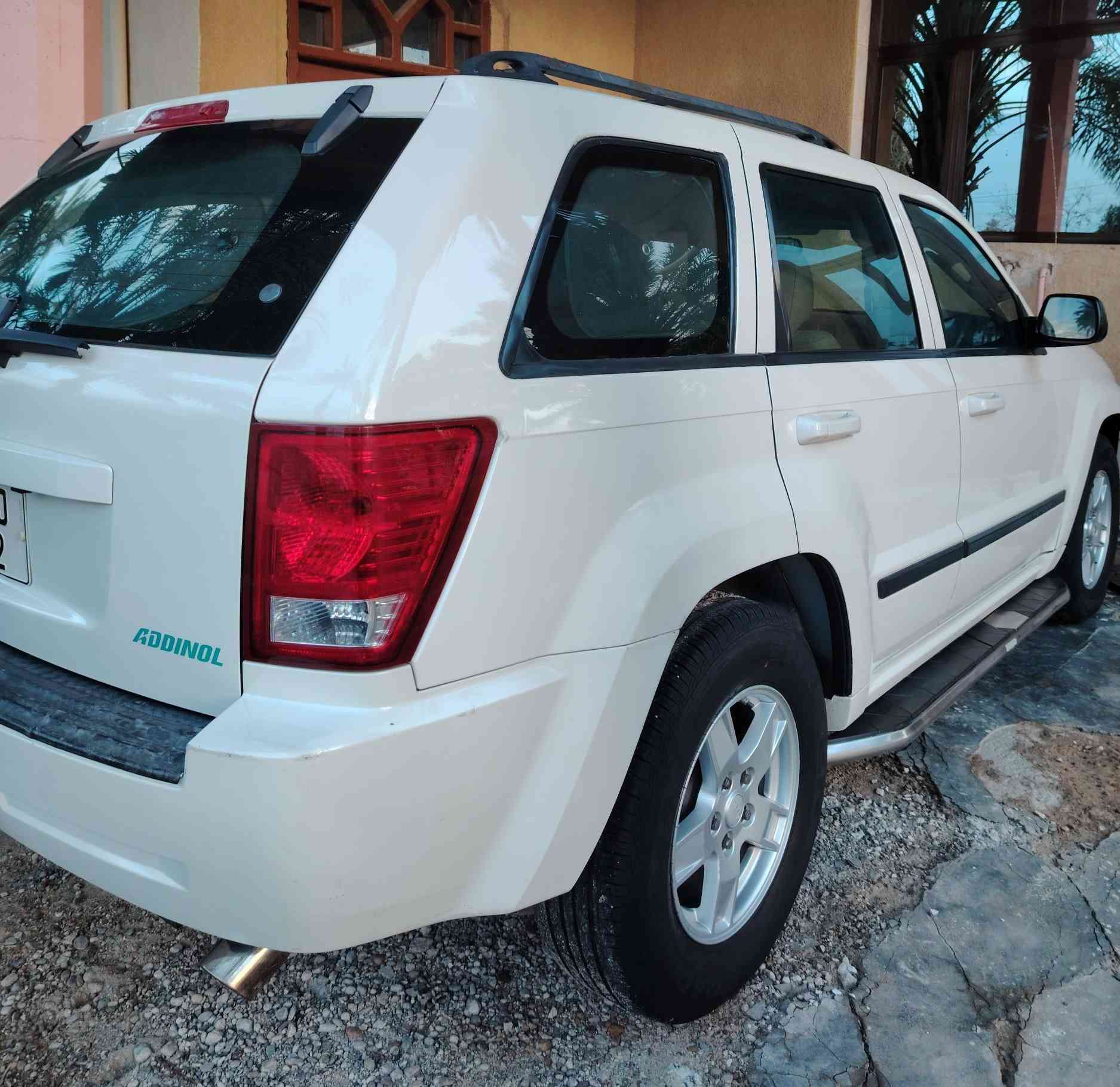 السلام عليكم
( Jeep Laredo ) 

 محرك 3700

( المحرك ) وضع الشركة ( غير مفتوح ) 

( الگير: وضع الشركة مبدل زيت وفلتر فقط ) 

( عجلات كوري جديد ) ( و بطارية جديدة ) 

( لايت عالي ناصي زنون ) 

الداخل : ( غرفة نضيفة )

بدي السيارة: ( صبغ دعامية أمامية ) و بعض الأجزاء مثل : ( تكمة الباب الأمامي بدون فتح )  ( وجزء بسيط بهلال الجاملغ الخلفي ) ( وطخة بالباب الخلفي بارد فقط ) ( وطرف البنيد بارد فقط شبر فقط ) 

( الصالنصة ) : بطيخة مبدلة فقط

تبريد جيد جداً و غير مفتوح أي جزء منه

الصدر الخلفي بحالة الشركة والامامي تبديل لاستيك وطوب فقط ( وللعلم دبلات الشركة نفسهن ) 

السعر المطلوب 120 وبيها مجال 

( السيارة عندي من 15 سنة )  ( غير الأجزاء الاستهلاكية مابدل بيها ) 

أرقام جديدة رقم بغداد

 السنويه تنتهي ب 2030

رقم الهاتف

 ***********

***********

***********

العنوان : بغداد اليوسفية.
