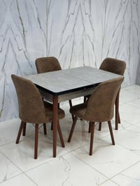 طاولة خشب • ٤ كراسي • كشنات قديمة