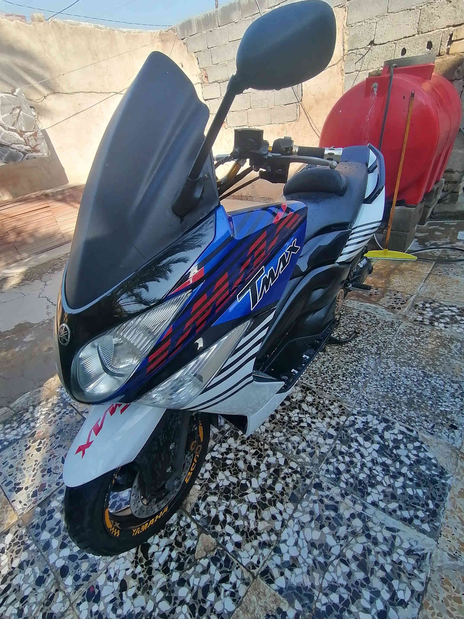 السلام عليكم تي ماكس 2011 للبيع سويتلها ادامة كلج دهن، ونوزلات، وبلكات وفيت بم،وخرز، وتانكي البانزين نضفته، اقسم بالله كله موتل وبانزين محسن مداريها 
رايدها ب28 
مكاني بغداد حي النصر
هذا رقمي ***********
