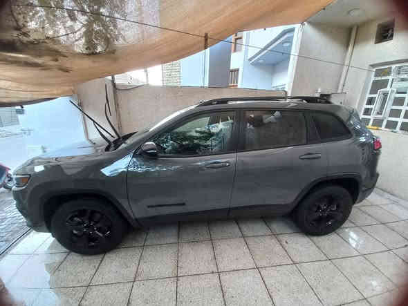 السلام عليكم
جيب شيروكي بزون 2023 اللون اسمنتي مميز اخت الجديده 
السيارة فول مواصفات لوكس أعلى فئة بالجيب بزون 
بانوراما
جنطة كهرباء واتو 
محرك 4سلندر 2400
رادار أمامي وخلفي  
انارة ترحيب بالمري
كشنات جلد
كشنات السائق والصدر كهرباء 
تبريد وتدفئة بالكشنات والستيرن
تشغيل عن بعد
لايتات زنون
بكلايت نيون 
حساس امامي+ خلفي
كاميرا خلفية
نظام نقطة عمياء
سايد بريك بصمة 
فور ويل
فتح ذاتي
نقطة عمياء
اطفاء ذاتي 
نظام ParkSense تطبك ابحدها السيارة
ماشية  19  mile
حادث السياره  ربع جاملغ خلفي ايمن 
السيارة ليبل واحد كلش نظيفه وجديده 
رقم بغداد  بإسمي تحويل مباشر
مكان السيارة: بغداد 
للاستفسار اكثر الاتصال على الرقم 
***********
