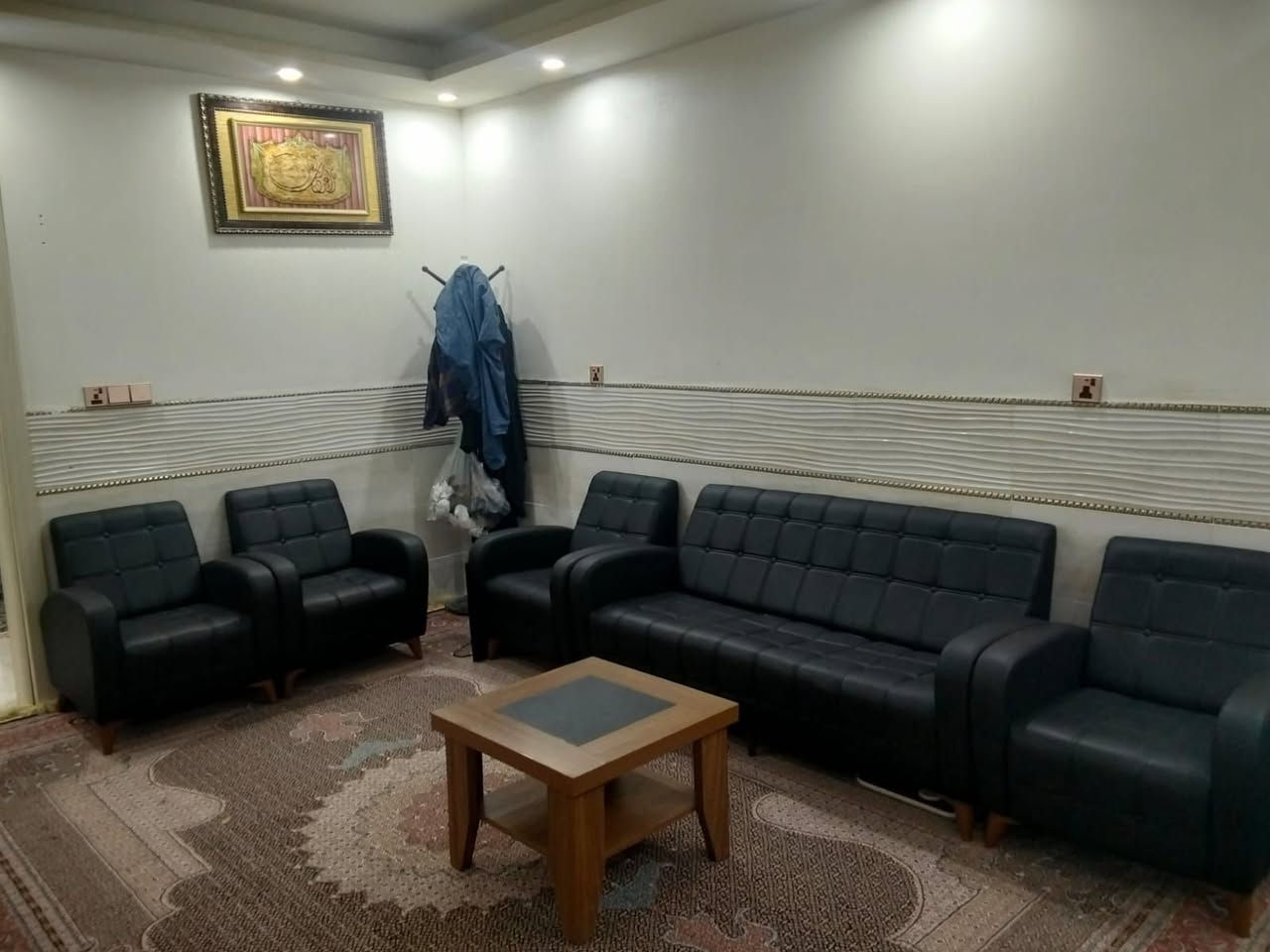 اللبيع قنفات جلد ماركه
ميز طعام  
٤ كورسي 
***********
