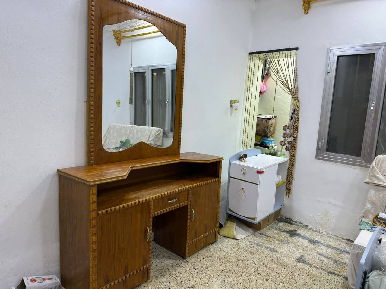 ميز مرايه شغل عراقي تزكام السعر 160مكاني بالتنومه***********
