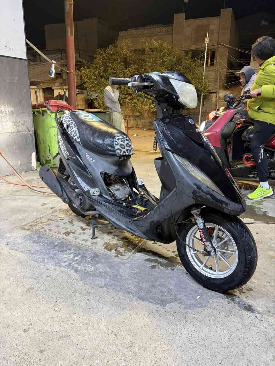 شباب عدله بلكارتون الدراجه مكينه مكفوله  كلشي علبلاد الدراجه نكره بكل وقت خير منالله  بيها وياله رياضي القباقه موجوده اني فالهن للبيع اتصل ودلل *********** سعرها حلو
