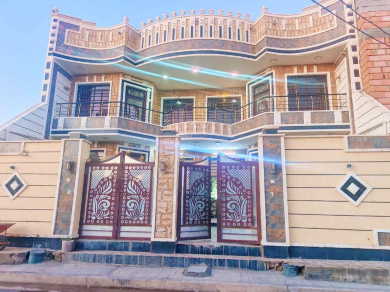 على بركة الله
#للـبيــــع مشتملات عدد (٢) (طابو ملك صرف)
#المساحه ١٢٥ متر لكل مشتمل 
#الموقع :- جمعية الامام - خلف اسواق حسوني او كوفي العربي خدمات كاملة ١٠٠٪؜.
#مواصفاته :- بناء حديث درجة اولى :- 
طابقين :- بناء طابوك احمر 
 (ارضية + جداري كله سيراميك )
✴️يحتوي الطابق الارضي :-
⚪️مطبخ ✅
⚪️موزع ✅
⚪️استقبال✅
⚪️غرفة نوم (١) ✅
⚪️منور ✅
⚪️صحيات خارجية✅
✴️الطابق الثاني  يحتوي :- 
⚪️غرفتين نوم وحده منهم سويت + بيتونه
مراجعة صاحب الدار
***********
***********

