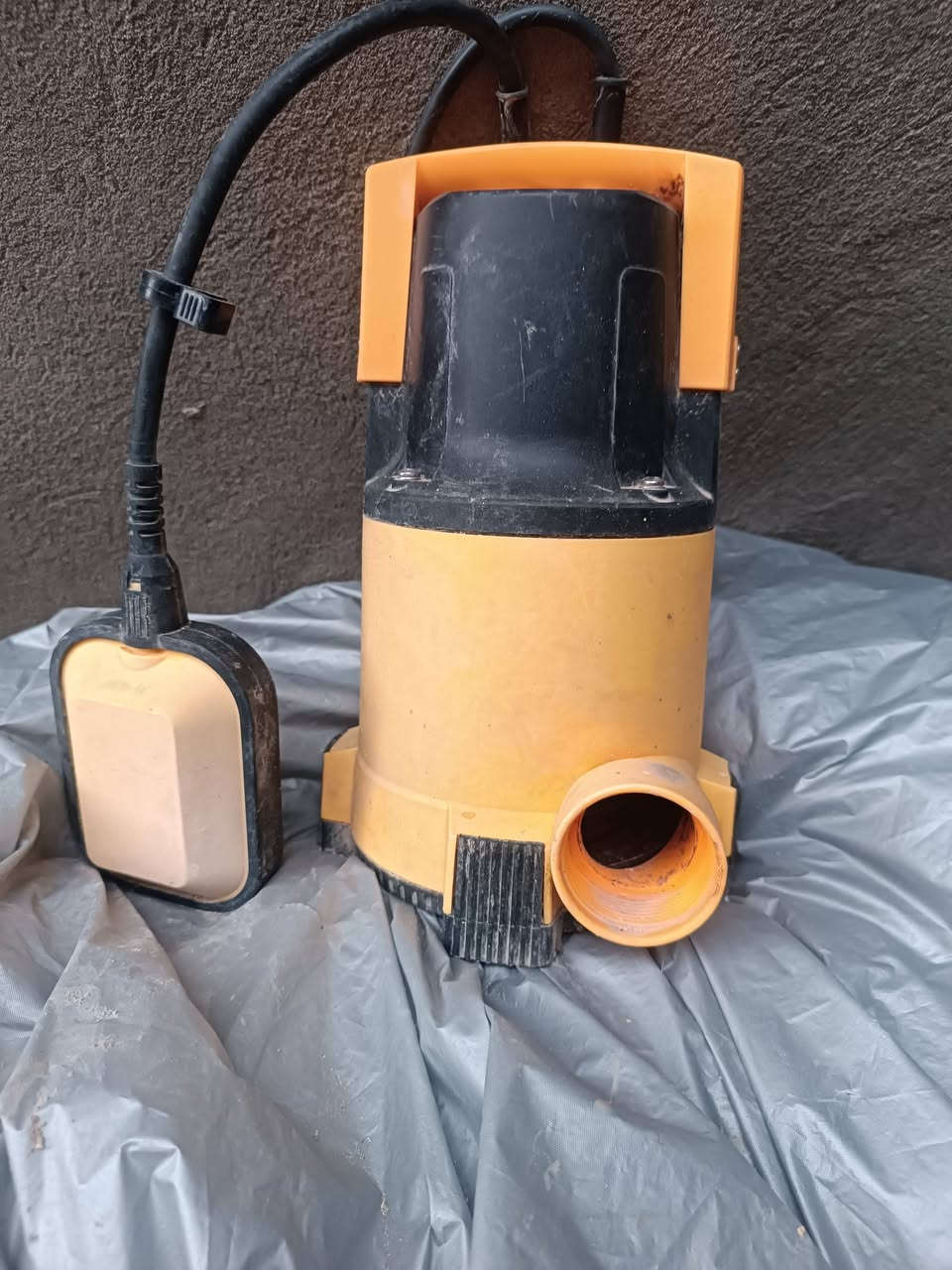 غطاس حجم وسط مستعمل قليل كلش شغال 
مضخم صوت بريطاني الأصلي مال سياره شغال وع الشرط هوه والأمبلي فاير مالته .صوته مجسم كلش مرتب 
 مبرده حجم صغير الله يشهد شتغلت أقل ال١٠ مرات وتركناها 
***********
