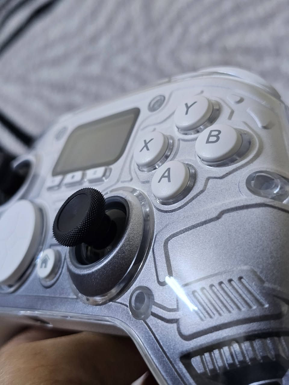 جوستك Aoc ابيض احترافي مع شاشة مدمجة بسعر 70 وبي مجال بسيط مكاني بغداد
. اتصال ثلاثي (Bluetooth + 2.4GHz + USB) تدعم PC و Android و iPhone و Nintendo Switch
و Steam Deck

. عصي Hall Effect مقاومة المشكلة Drift

. 4 أزرار خلفية قابلة للبرمجة

. شاشة مدمجة 1.5 إنش للتحكم بالإعدادات

. بطارية 1000mAh تدوم حتى 15 ساعة

. اهتزاز قابل للتعديل وإضاءة RGB

. تصميم مريح مناسب للألعاب التنافسية


**إذا كنت صاحب هذا الإعلان وتريد حذفه لأي سبب، رجاءا أرسل رسالة إلى الدعم الفني**