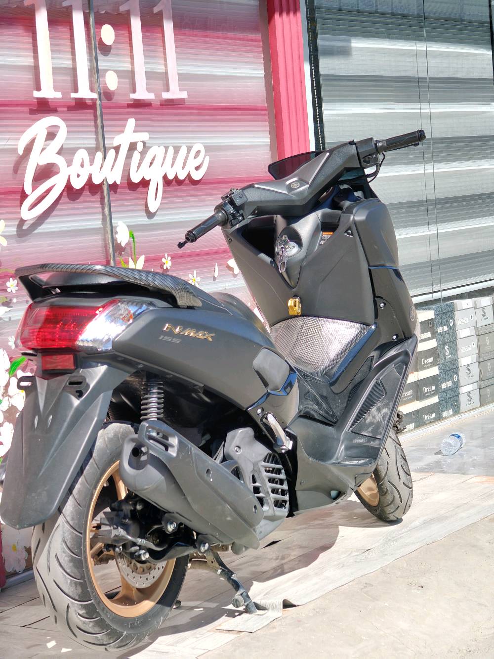 الحلوة للبيع 
NMAX 155 (موديل 2022-
مزودة بنظام ABS (مانع انزلاق) للعجلات الأمامية والخلفية، 
نظام تبريد مائي (راديتر)
المصابيح الأمامية والخلفية بتقنية LED
نظام التحكم في الجر (Traction Control): يمنع انزلاق العجلة الخلفية في الطرق المبتلة أو الزلقة
الدراجة مكفولة من الخدش والزلغ والصبغ 
الدراجة 3 الوان اسود طافي واسود لامع واسود فحمي
السعر 25$قفل
***********