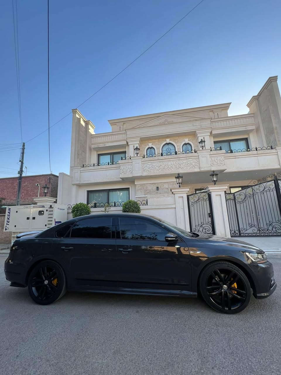 باسات R line  موديل 2017 وحيدة بكركوك
محرك 1.8 توربو 
الموصفات
 داخل ابيض
كشن كهرباء 
كشن هيتر 
كشن جلد 
رادار جانبي 
رادار مراية 
لايت black edition 
لايت زينون اربع عدسات 
بلاجكتور زينون 
ويل 19
دبل دوسات شركة ختم R line
لون سمنتي 
ضرر جامرلغين وبونيد 
ارباك راجع سستم 
‏ 135mile 
السعر 135وبيها مجال 
***********
