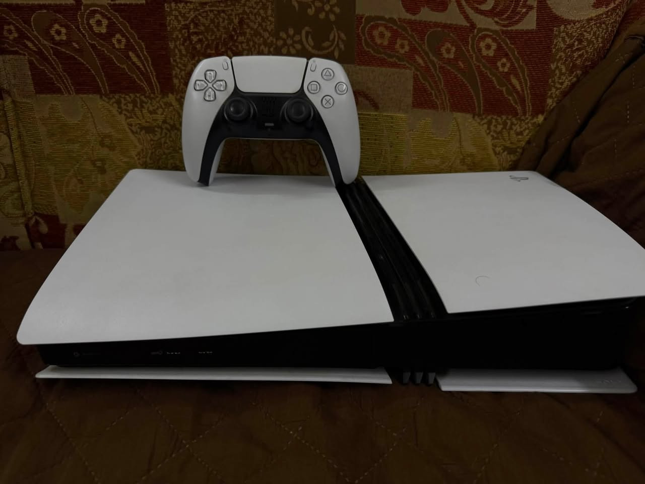 🎮 للبيع PlayStation 5 Pro – النسخة البريطانية 🇬🇧
إذا تبحث عن أقوى جهاز ألعاب من سوني، فأنت أمام PS5 Pro، النسخة المطورة التي تقدم أداءً أعلى ورسوميات أفضل من الـ PS5 العادي، لتستمتع بتجربة لعب احترافية.
✨ أهم المميزات:�✅ معالج ورسوميات مطورة تمنحك أداءً أسرع وثباتًا أعلى في معدل الإطارات (FPS).�✅ يدعم تشغيل الألعاب بدقة 4K مع تحسينات رسومية كبيرة، بالإضافة إلى دعم شاشات 8K في الألعاب والمحتوى الذي يدعمها.�✅ تقنية Ray Tracing المحسنة لإضاءة وانعكاسات وظلال أكثر واقعية.�✅ تقنية PSSR (PlayStation Spectral Super Resolution) التي تعتمد على الذكاء الاصطناعي لرفع جودة الصورة وإظهار تفاصيل أوضح مع الحفاظ على الأداء العالي.�✅ وحدة تخزين SSD فائقة السرعة بسعة 2TB، مما يقلل أوقات التحميل بشكل كبير ويوفر مساحة كبيرة لتنزيل الألعاب.�✅ دعم Wi-Fi 7 (عند توفره) واتصال Bluetooth المطور لتجربة اتصال أسرع وأكثر استقرارًا.�✅ يدعم تقنية Tempest 3D Audio لتجربة صوت محيطية غامرة عند استخدام سماعات أو أجهزة متوافقة.�✅ توافق كامل مع جميع ألعاب PS5، بالإضافة إلى تحسين أداء العديد من الألعاب المحدثة خصيصًا لـ PS5 Pro.�✅ يدعم يد DualSense بميزاتها المتطورة مثل الاهتزازات الواقعية (Haptic Feedback) والمحفزات التكيفية (Adaptive Triggers) لتشعر بكل لحظة داخل اللعبة.
📌 النسخة: بريطانية أصلية 🇬🇧�📌 الحالة: نظيف جدًا ويعمل بكفاءة 100%، بدون أي مشاكل أو أعطال.�
الجهاز استخدامي الشخصي من ناحية النظافة استخدامة مايجاوز الشهرين انطيك ويا وصل ضمان من عراقي كيم سنتر باقي للشهر الثامن اي خلل مصنعي يتبدل بجهاز جديد + UBS بطاريتين جديد 

تواصل :*********** او ماسنجر مكاني بغداد
