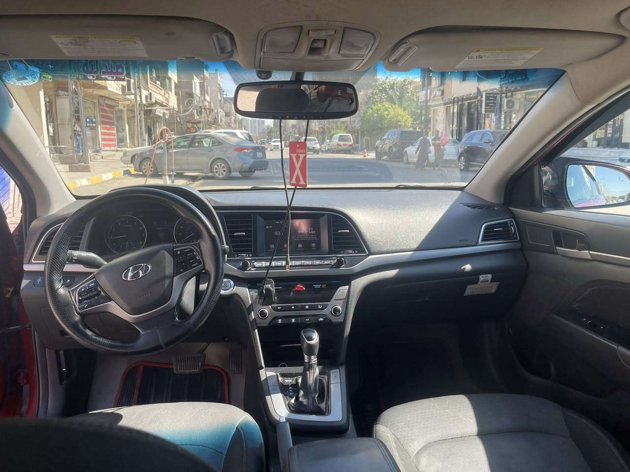 سلام عليكم النترا ١٧ وارد امريكي سياره حادثهه جامغ وباب خلفي وبدلت مكينه مال حاويه وحاليا بيهه راجز واحد مواصفات السياره بصمه فتحه تدفئه كشنات رادار مري ماشيه ١٤٠ صدرهه حلو مكان السياره الطوبجي ***********السعر ١٢٠ بي مجال
