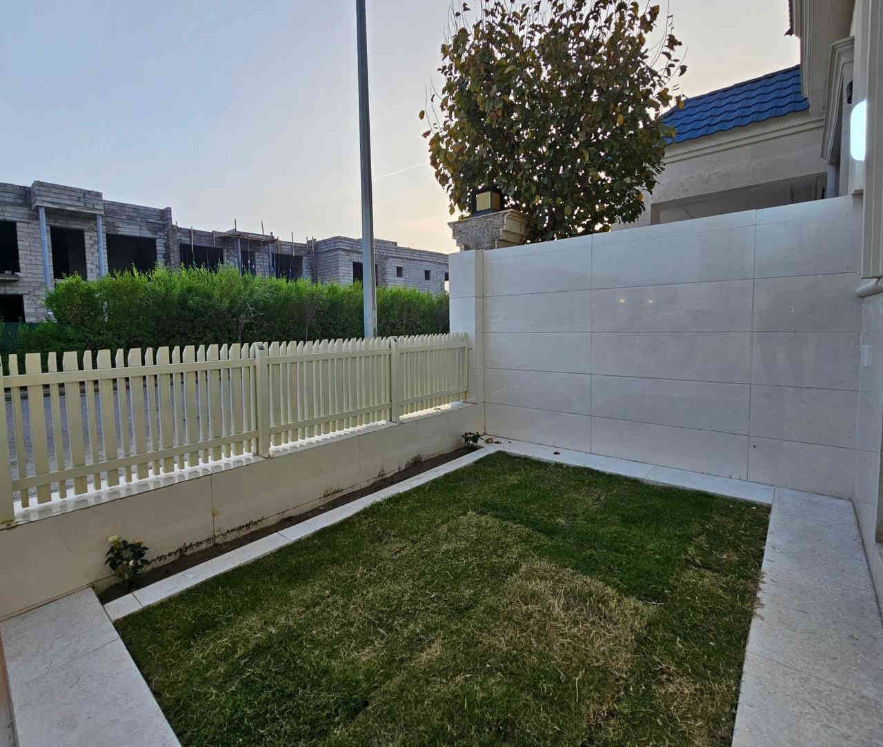 کوردی - عرەبی
خانووی نوێ بۆ فرۆشتن لە هیوا سیتی زۆنی G 

▫️١٨٤ مەتر
▫️ڕووکن
▫️ڕووی قیبلە + ڕۆژهەڵات 
▫️بەرامبەر سیاج 
▫️نزیک بەوابە
▫️واجهە سمارت
▫️٥ ژووری نوستن
▫️٣ حمام 
▫️بەکار نەهاتوو ( سفر )
▫️ زەمانی یەک ساڵ 
______________
بیت جدید للبیع في مجمع هیوا سیتي زون G 

▫️١٨٤ متر
▫️رکن
▫️اتجاه شروق + قبلە 
▫️مقبل سیاج 
▫️قریب بوابە 
▫️واجهە سمارت
▫️٥ نوم 
▫️٣ حمام 
▫️زیرو 
▫️ضمان لمدة ١ سنة 
——————————
📞 للاستفسار والتفاصيل:
📲 ***********
📲 ***********
————-⸻2250
🔹 إذا لم يكن هذا العقار مناسب لرغبتكم أو ميزانيتكم، زوروا قناتنا على التلكرام وتصفحوا مئات العروض الأخرى:
👉 اضغط هنا
https://t.me/cr7dyar

#ديار_للعقارات
#عقارات_بروفيشنال
#عقارات_قرية_الاسبانية
#عقارات 🏡 #اربيل 📍 #عينكاوه ✨ #بيت_للبيع 🏠 #مارينا_ستي #5حساروك #لانه_ستي #كلوبال_ستي #fyp 🚀 #tiktok 🎥 #viral �
