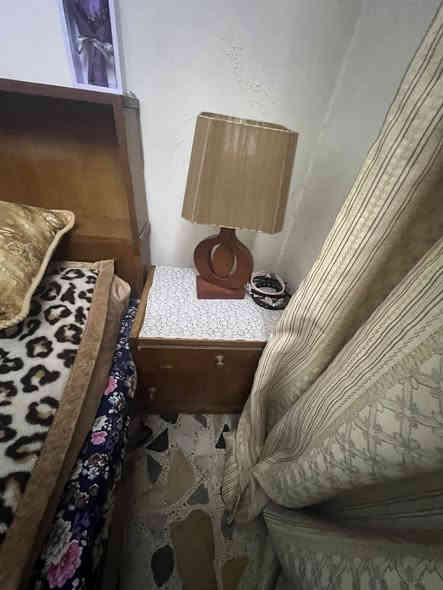 غرفه للبيع  سعر ٢٥٠ وبيه مجال مكان الميثاق تواصل عل رقم ***********
