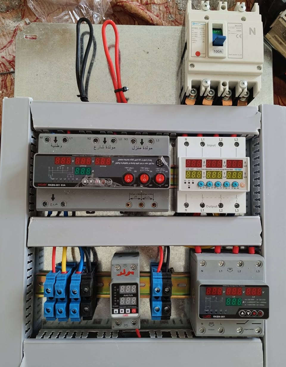 تم تنفيذ بورد حماية بسيط وبمواد اقتصادية الكلفة مقارنة بـ ATS، مع:
✔️ تقفيل البيت بالكامل.
✔️ تقفيل السيركت.
✔️ توفير حماية كاملة للأشخاص من الصعقة الكهربائية.
✔️ إضافة جوزة إيرث كلج للسخان لزيادة الأمان.
🔧 مواصفات البورد:
✅ حماية ثري فيز تفصل تلقائيًا في حال ارتفاع أو انخفاض الفولتية على أي فيز.
✅ إضافة سلكتر اختيار أفضل فيز مخصص لخط الإنارة لضمان استقرار الإضاءة.
✅ حماية خاصة على خط المولدة في حال ارتفاع أو انخفاض الفولتية.
💡 هذه المنظومة تضمن تشغيل مستقر وتحمي الأجهزة من الأعطال الناتجة عن تذبذب الكهرباء.
🔌 البخيت للأنظمة الذكية والتأسيسات الكهربائية
نصمم وننفذ بوردات حماية حسب الحاجة وبمواصفات عالية.
✍️ المهندس مرتضى
📞 ***********
📞 ***********

