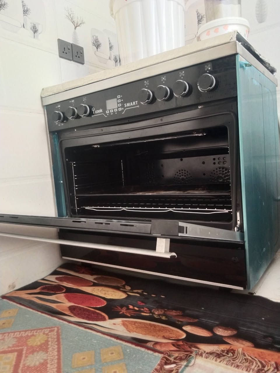 للبيع طباخ سمارت مستعمل شهرين ٣٥٠ بي مجال بسيط لوك صفر اخو الجديد ***********
