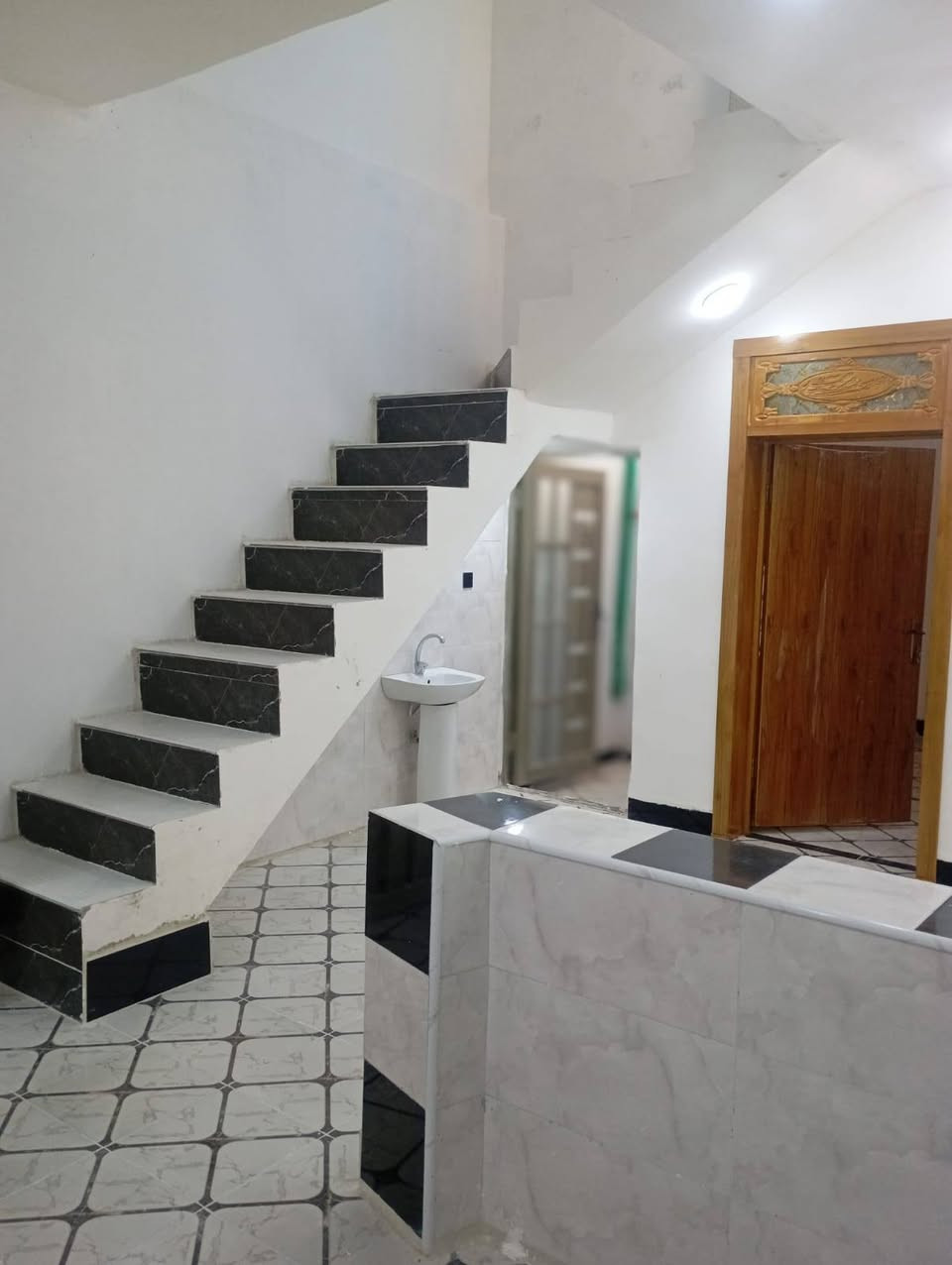 🏡دار للبيع🏡
المساحة: 65 متر مربع
✅ #طابو_زراعي_سند_25_أقرار_محكمه
السعر: 24 مليون  (مع المجال)
الموقع: النجف شارع الصب عمود 314

مواصفات البناء:
غرفة/ صالة معزولة/مطبخ معزول/ صحيات خارجية مكشوفة
بناء مرتب (أساس + سقف كونكريت + طابوك)
أرضية بورسلين أبو الـ 60

الخدمات:#بعد_عن_سوق_100م
ماء كهرباء مدارس سوق تبليط مولد

للاستفسار والاتصال:

***********
