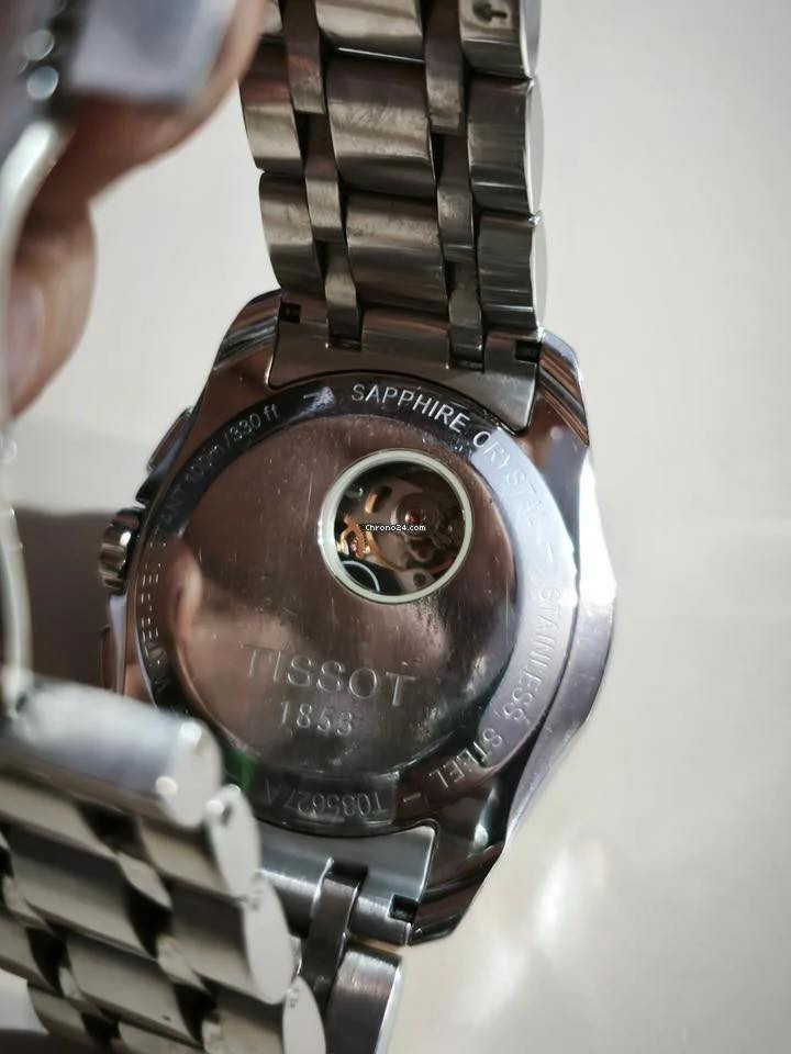 tissot couturier automatic chronograph

تنتمي هذه الساعة لمجموعة T-Classic، وهي مصممة لتكون مزيجاً مذهلاً بين الدقة المتناهية وخطوط الموضة الراقية (Couture).

المواصفات التقنية والمميزات:
 1- الصناعة: سويسرية بالكامل (Swiss Made) تضمن لك أعلى معايير الجودة العالمية.
 2- المحرك (Movement): محرك أوتوماتيكي سويسري (C01.211) يتميز بدقة عالية واحتياطي طاقة يصل إلى 45 ساعة.
 3- الزجاج: كريستال ياقوتي (Sapphire Crystal) صلب جداً ومقاوم للخدش، يظل محتفظاً بلمعانه لسنوات طويلة.
 4- الوظائف: كرونوغراف احترافي (عدادات 30 دقيقة، 6 ساعات، وثواني فرعية) مع نافذة لعرض التاريخ.
 5-الهيكل: مصنوع من الفولاذ المقاوم للصدأ 316L عالي الجودة بتشطيب يجمع بين اللمعان والمطفي باحترافية سويسرية.
 6- مقاومة الماء: تصل إلى 100 متر (10 Bar)، مما يجعلها عملية للاستخدام اليومي الموثوق.
7- سير من الفولاذ المقاوم للصدأ و من افخم أنواع السبورة على الإطلاق .

ملاحظات : الساعة اصلية مستوردة من الخارج .
الساعة مستخدمة نظيفة .
معها حزام جلد فاخر بقري.
كاملة المرفقات .
الساعة مقطوعة من التصنيع .
السعر : سعر مرعب ٥٠٠الف دينار فقط و فقط .

سعر الساعة في الأسواق تتعدى ال ١٠٠٠ دولار.


**إذا كنت صاحب هذا الإعلان وتريد حذفه لأي سبب، رجاءا أرسل رسالة إلى الدعم الفني**