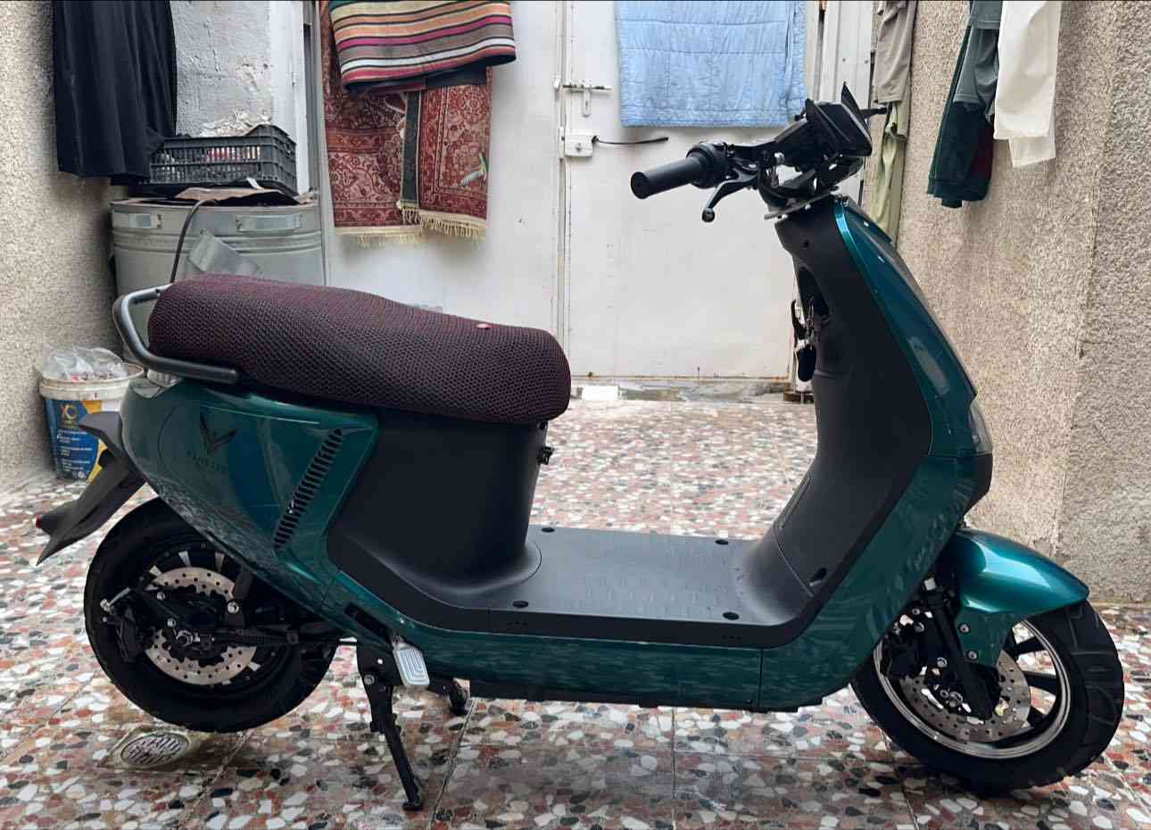 دراجة شحن للبيع
النوع~> النسر العربي رياضي 
البطاريات~> قبل شهر بدلتهن شرط الاصليات فيتنامي مسطرة يعني فول 
السرعة~>  بيها 4نمر الرابعه مقفوله بلاد وسرعتها حسب الشاشه  بالمشي 74 وذا وهي واكفه تقره 88 
بريكات~> بالمكان مفولات خلفي امامي 
الدراجه بيها نسختين سويچ

باختصار الدراجه نظيفة حيل تجي تصعد بيها وتشوف ما نقصها اي شي مكاني بغداد تقاطع درويش 
للاستفسار *********** واتساب
