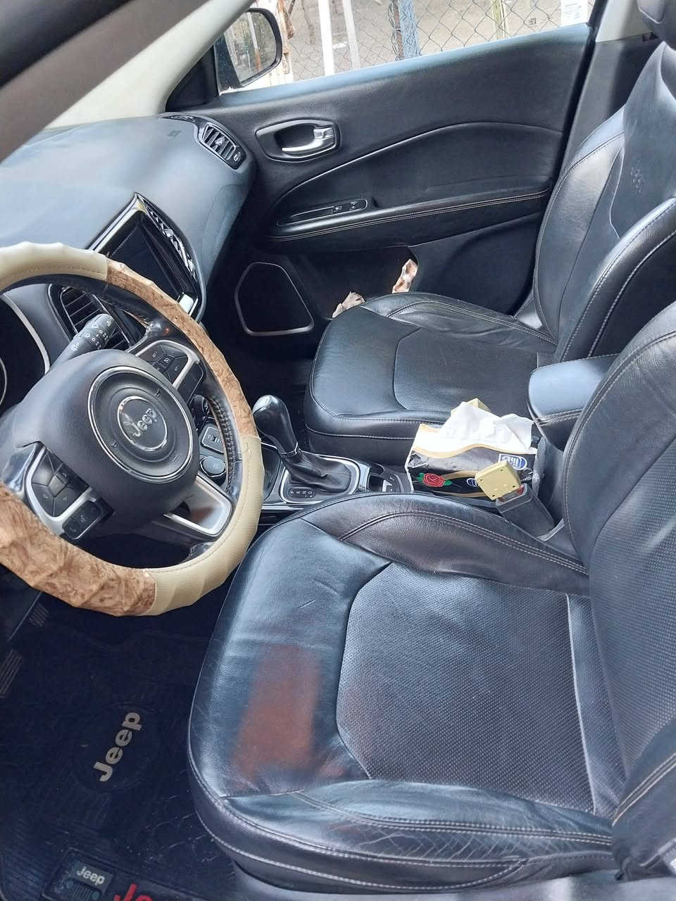 السلام عليكم للبيع جيب كومباس موديل ١٨ 
رقم اربيل الجديد وارد امريكي بأسمي
السنويه نافذه لغاية  ٢٠٢٩
اللون نفطي ماشيه ١٣١ كيلو 
حادثهه البنيد معدل عالبارد وبي صبغ والدعاميه الاماميه مبدله
محرك ٤ سلندر ٢٤٠٠ تنفس طبيعي ٥ راكب
تشغيل بصمه
شاشه كبيره 
كشن كهربائي 
اشاير بالمري
تبريد امامي وخلفي
عينه الكترونيه
سايد بريك كهربائي
ويل كب ١٨
صور الحادث موجوده مع الصور
السعر ١٢٥ وبي مجال بسيط
رقم الموبايل  ***********
مكاني البصره / قضاء المدينه
