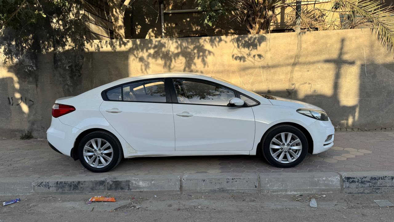 السلام عليكم كيا سيراتو 2015 رقم بصرة دولي كفاله عامه عدا كارت اربع اصابع بداير الخلفي  الباقي كفاله عامة  سيارة جديدة حيل. ماشيا170 حقيقي محرك1600 ما مفتوح  شرط ع وظع الشركة تبريد ثلج السعر126 مكاني ناصرية مركز ***********
ملاحظة السياره بلواقع احلا من الصور
