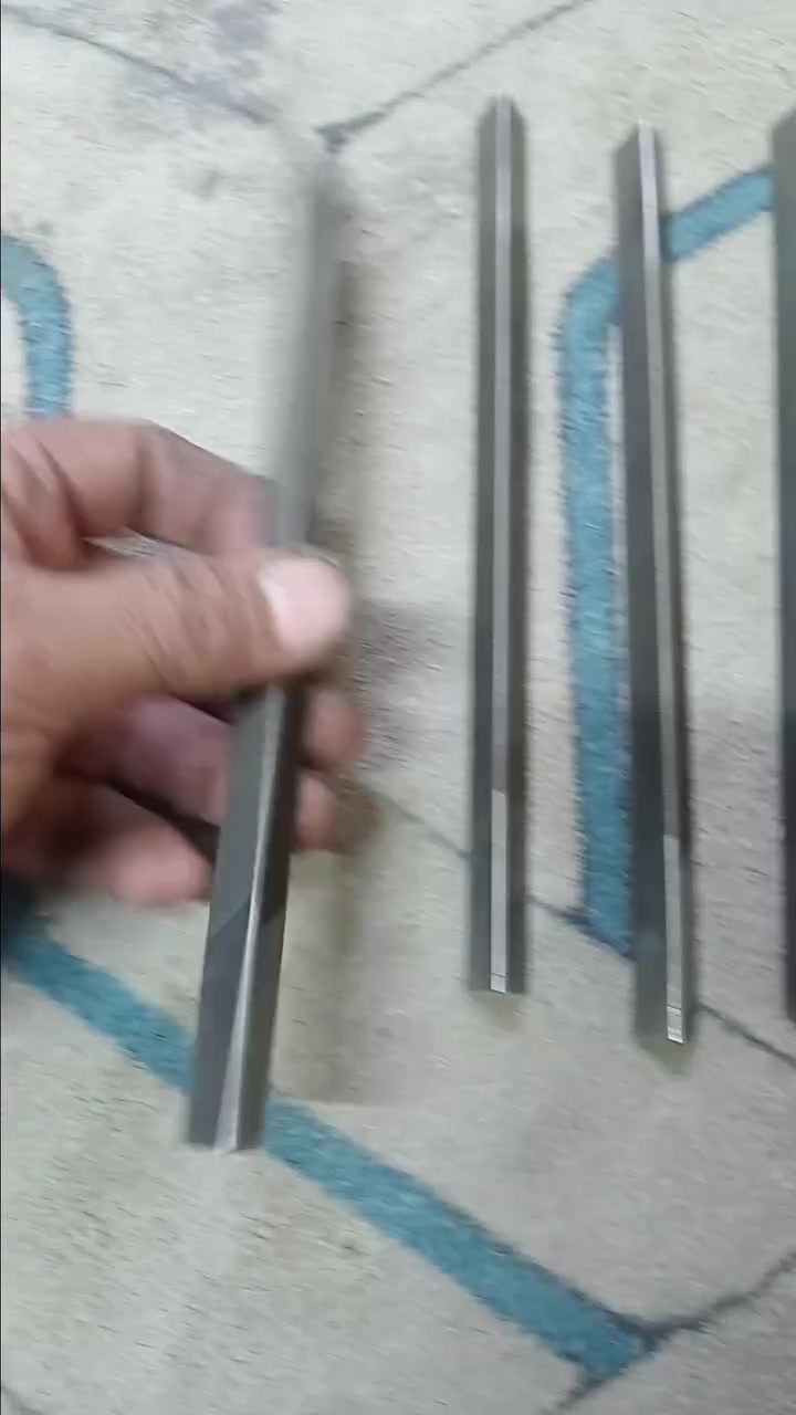 السلام عليكم مبرد سويدي معدنه كلش ثقيل مقارب الوزن الكاربيدي طول ٢١ سم العدد ٦ بغداد العبيدي ***********
