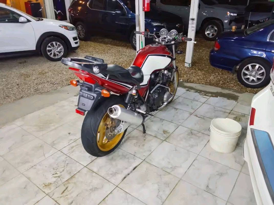 CB400
للبيع cb4

الجيل الثالث 

2006

كفاله عامه 

صار 15يوم نازلة معرض 

ع وضع الوكالة 

بلكات كابريترات زوج تاير كله بلاد شركة ممفتوحات

ستيرت رياضي بلادي 

دروعه بلادي

صالنصه بلاد كاتم 

ستان وسط بلاد 

السعر 23

***********
