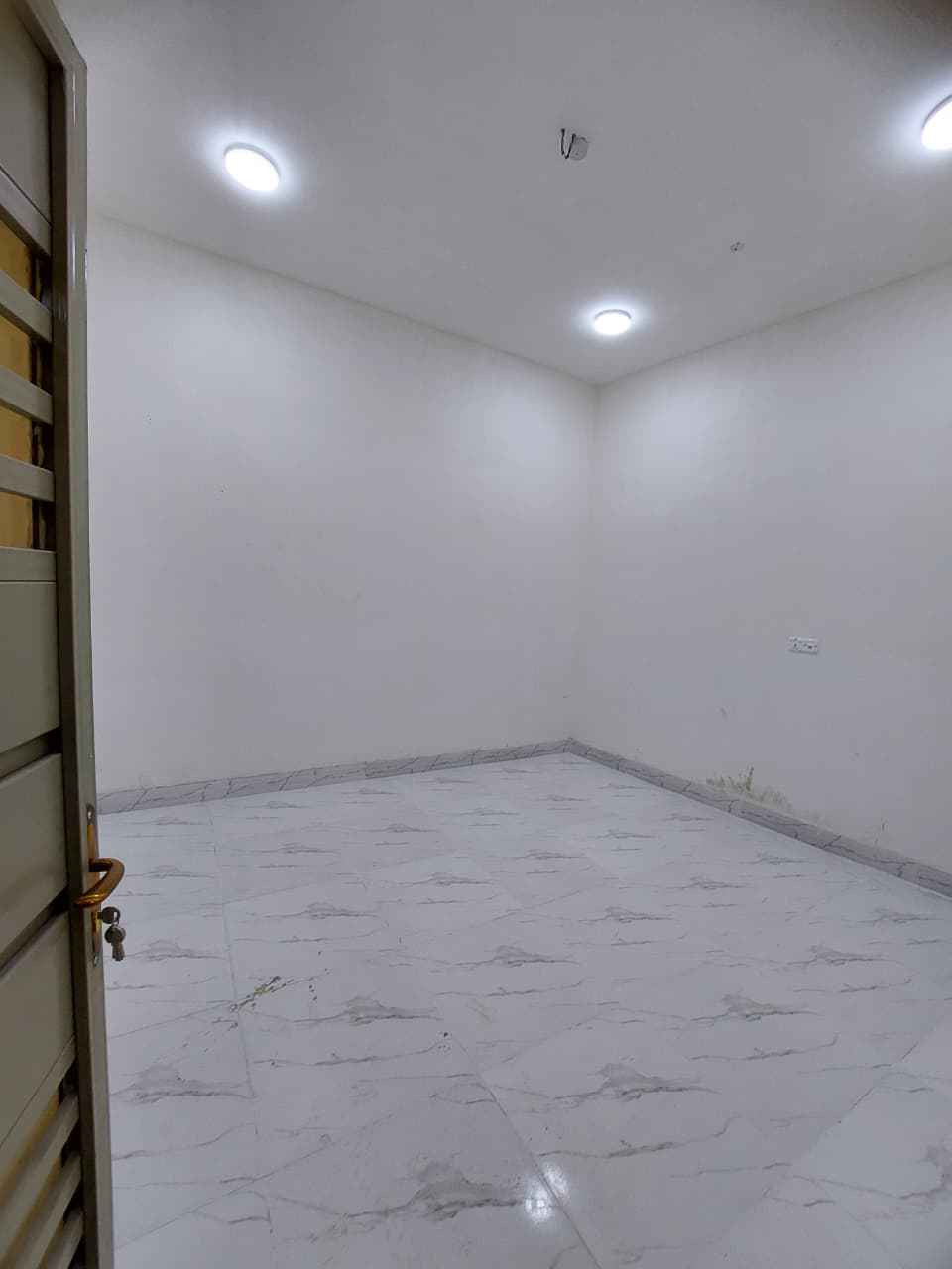 السلام عليكم بيت للبيع المساحه 100م طابو زراعي عراقي يحتوي على قرفتين وصاله ومطبخ وديوانيه وصحيات العنوان بصره أبي الخصيب طريق سيد حامد الاتصال على الرقم التالي *********** البصرة, العراق
