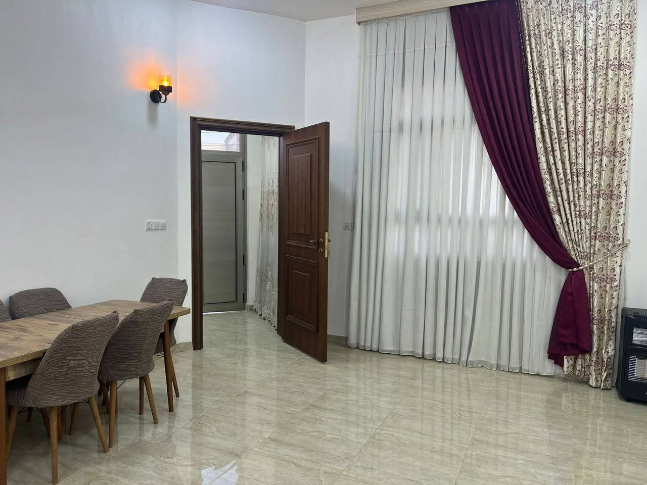 📢 اعلان 📢📢 اعلان 📢 
       👇               👇
⚜⚜ للبيع ⚜⚜ للبيع ⚜⚜
🏠 دار سكني طابو زراعي 🏠 
📐 المساحة٣٠٠متر📐 
🌍 الموقع / الحلة / حي الكفاءات / قرب كوين بارك / توزيع حسين حاجم القديم 
🏤 الواجهة ١٥متر والنزال ٢٠
🏤 يحتوي على٢ غرف نوم🌺  صاله كبيرة 🌺 هول عدد 2 🌺 مطبخ حار بارد +جلسه   🌺 حديقة 🌺كراج 
 
📷 صور المنزل مرفقة مع الاعلان 👇
 ❓للاستفسار ⚜  زيارة مكتب انكيدو للعقارات والمقاولات في حي الجزائر مقابل مكبس التمور او 📞 الاتصال على هواتف المكتب 
☎️*********** محمد الزبيدي 
☎️ *********** سيد وليد 
☎️ *********** سيد وليد 
⚜⚜⚜⚜⚜⚜⚜⚜⚜
