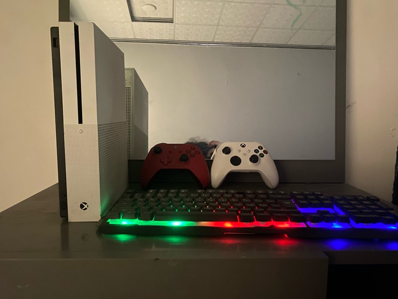 xbox ones مثل ما اموضح بل صوره كله بعده بستيكراته مع يده تجاره محوره مال العاب احترافيه ويده اصليه ما سيريس اس وكيبورد كيمنج وسمعات كيمنج من شركه JBLكلهم وضع شركه 220وبيها مجال للطيبين عنواني موصل ايسر حي الفلاح رقمي ***********