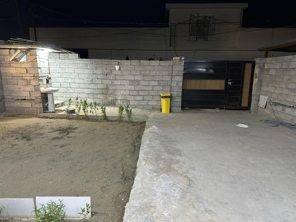 سلام عليكم
دار للبيع/مساحته 220متر/بناء100/ متر يحتوي على استقبال

ومطبخ وصاله وغرفه واحده وصحيات بناء جديد 

العنوان فلكة سلمان باك حي جابر الأنصاري 

قرب القصاصيب ثاني فرع 

الاستفسار الاتصال ع(***********)(
