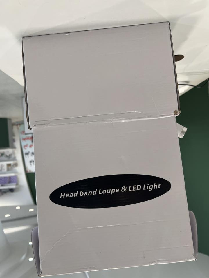هذا الجهاز هو نظارات مكبرة مع إضاءة رأسية (Surgical Binocular Loupes with LED Headlight)، وهي أداة طبية وهندسية دقيقة تُستخدم لتكبير الرؤية وتوفير إضاءة مباشرة قوية في منطقة العمل.
بناءً على الصور المرفقة، إليك وصف مفصل لأجزاء الجهاز ووظائفه:
1. المكونات الرئيسية (Structure):
• العدسات المكبرة (Loupe): عدسات مزدوجة توفر تكبيراً بقوة 3.5X، وهي مصممة لتقليل إجهاد العين وتوفير تفاصيل دقيقة.
• مصدر الإضاءة (Light Source): مصباح LED مركزي يقع فوق العدسات مباشرة لضمان سقوط الضوء في نفس خط الرؤية.
• طوق الرأس (Headband): إطار قابل للتعديل يثبت الجهاز على الرأس بشكل مريح، مع وجود مقابض علوية وخلفية لتغيير المقاس (الطول والمحيط).
• البطارية (Battery): الجزء الخلفي أو الجانبي (كما في الصورة الأولى) يحتوي على بطارية قابلة للشحن، مع مفتاح للتحكم في شدة الإضاءة.
2. ميزات الضبط (Adjustment):
• المسافة بين الحدقتين (Interpupillary Adjustment): يمكن تحريك العدسات يميناً ويساراً لتناسب المسافة بين عينيك.
• زاوية الرؤية: يمكن إمالة العدسات للأعلى وللأسفل للتركيز على الشيء المراد فحصه.
• حجم بقعة الضوء (Dot for size of light): يتضح من الكتالوج وجود خاصية للتحكم في قطر الدائرة الضوئية.
3. الاستخدامات الشائعة:
• في الطب: يستخدمه أطباء الأسنان، وأطباء الجراحة العامة، وجراحة التجميل والعيون للعمليات التي تتطلب دقة عالية.
• في التقنية: صيانة اللوحات الإلكترونية الدقيقة وساعات اليد.
• في الحرف: صياغة الذهب والمجوهرات.
هل تحتاج إلى مساعدة في معرفة كيفية ضبط العدسات للحصول على أوضح رؤية؟
واتساب ***********

