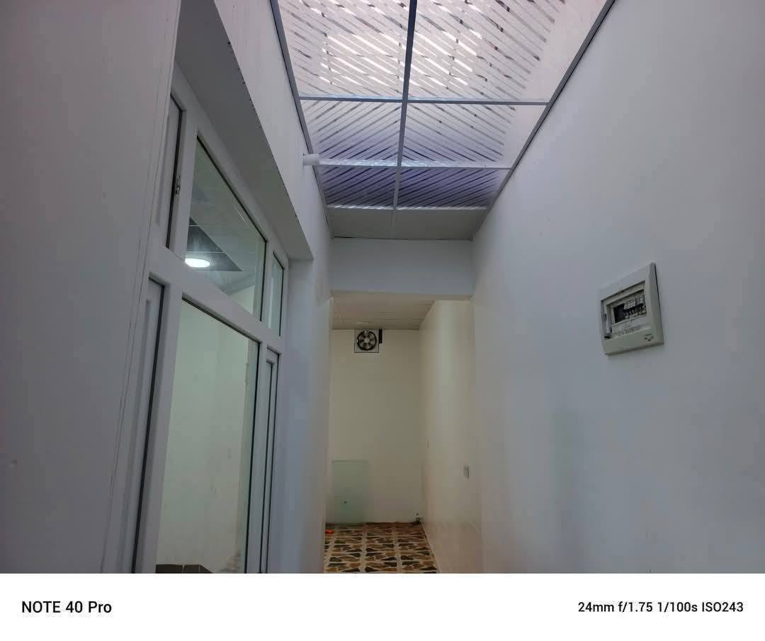 #دار للبيع:--#مساحة 154م--
#موقع:-- بنجاعلي خلف سوك قرب جامع رقيب
⬇⬇⬇⬇
............... 
#بناء فول مواصفات
................... 
#فول سيراميك
............... 
نظام دكت مركزي
................ 
فرع عريض 
............. 
محتويات 
 /غرفتين  نوم+مطبخ+هول +استقبال +صحيات 
كراج 
........................ 
سعر ٣٦ مليون بيه مجال قليل
.............................. 
للاستفسار اتصال عالرقم
 
***********
