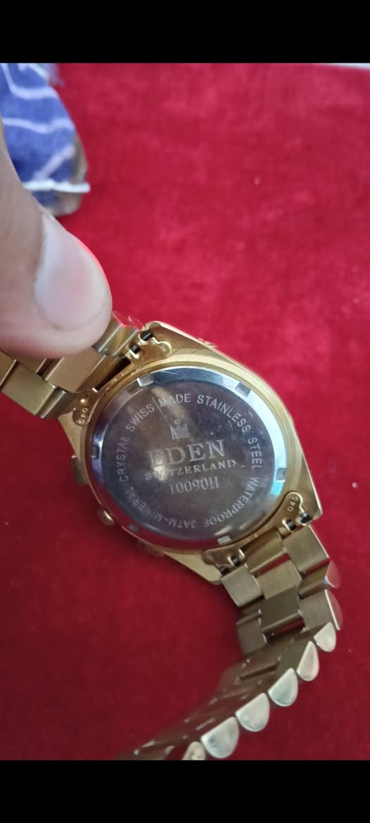 EDEN Switzerland
المنشأ: Swiss Made (صناعة سويسرية)
المكينة شركة روندا (Ronda) السويسرية بـ 5 أحجار (5 Jewels)،
الحركة: كوارتز (Quartz) – دقة عالية بحركة كوارتز سويسرية موثوقة وجودة تصنيع عالية.
الموديل: J0090H (حسب الغطاء الخلفي)
الهيكل والسوار: ستانلس ستيل مطلي باللون الذهبي
الزجاج: كريستال
المقاومة: مقاومة للماء
الوظائف:
عرض الوقت (ساعات/دقائق/ثوانٍ)
تقويم كامل: يوم – تاريخ – شهر
مؤشر أطوار القمر (Moonphase)
المينا: ذهبي مع مؤشرات واضحة ولمسة كلاسيكية فاخرة
السعر خاص


**إذا كنت صاحب هذا الإعلان وتريد حذفه لأي سبب، رجاءا أرسل رسالة إلى الدعم الفني**