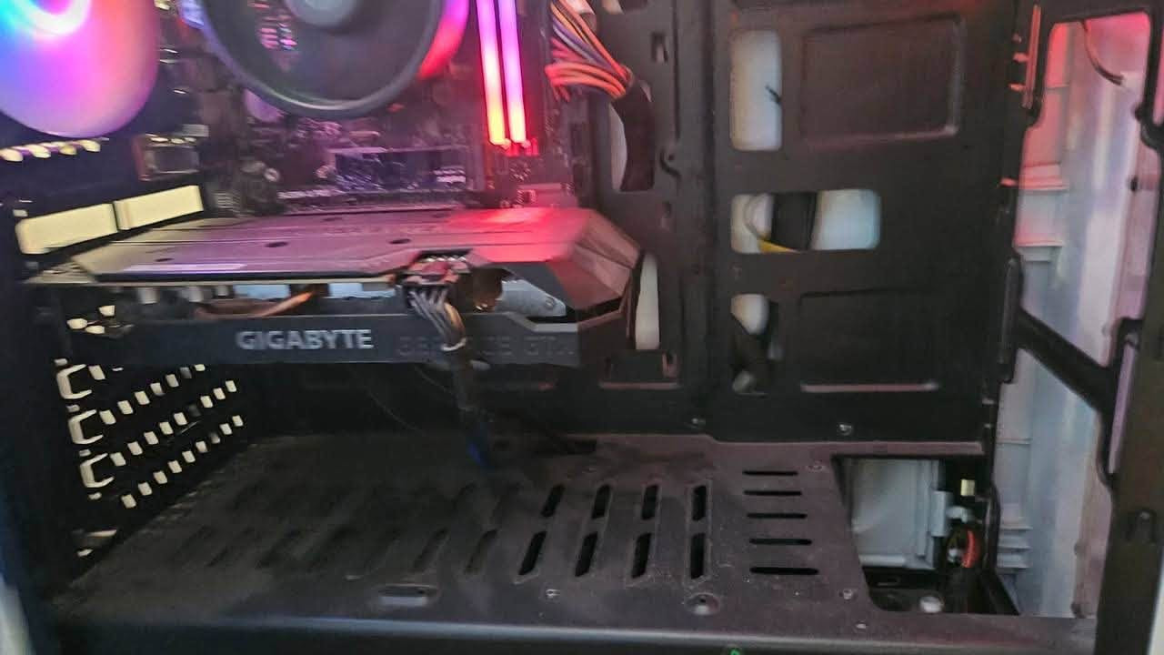 السلام عليكم بيسي للبيع فقط
فقط الكيس شوية تعبان

السعر 470 الف قفل 
المواصفات 

AMD Ryzen 5 2600X

NVIDIA GTX 1660 SUPER 6GB

MSI B450M-A PRO

16GB DDR4 بتردد 3200MHz

NVMe SSD سعة 512GB

PSU 550W

للتواصل 
***********
***********
