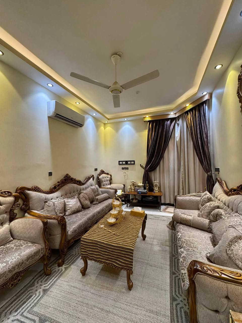 � للبيع بيت حديث في زيونة – محلة 710 – شارع رئيسي 🔥

فرصة ممتازة للسكن أو الاستثمار!

🏡 مساحة العقار: 150 م² واجهة 5 نزال 30
✅ بناء 2024
✅ مصمم بطريقة منزلين مستقلين بالكامل
✅ مداخل ومخارج منفصلة
✅ منظومة كهرباء وصحية مستقلة لكل قسم
✅ واجهتان (100 م² على واجهة و50 م² على واجهة أخرى)

🔹 القسم الأول (100 م²):
• 4 غرف نوم، لكل غرفة حمام خاص
• استقبال واسع
• حمام ضيوف
• مطبخان (حار وبارد)

🔹 القسم الثاني (50 م²):
• استقبال
• حمام أرضي
• مطبخ
• غرفة نوم مع حمام
• مساحة إضافية فارغة

✨ يمكن شراء أحد القسمين أو شراء العقار بالكامل، مع خصوصية تامة بينهما ويفصل بينهما منور داخلي.

📍 الموقع: زيونة – محلة 710 – شارع رئيسي.

📞 للاستفسار والمعاينة: ***********

السعر بعد الاتصال الجاد فقط.
