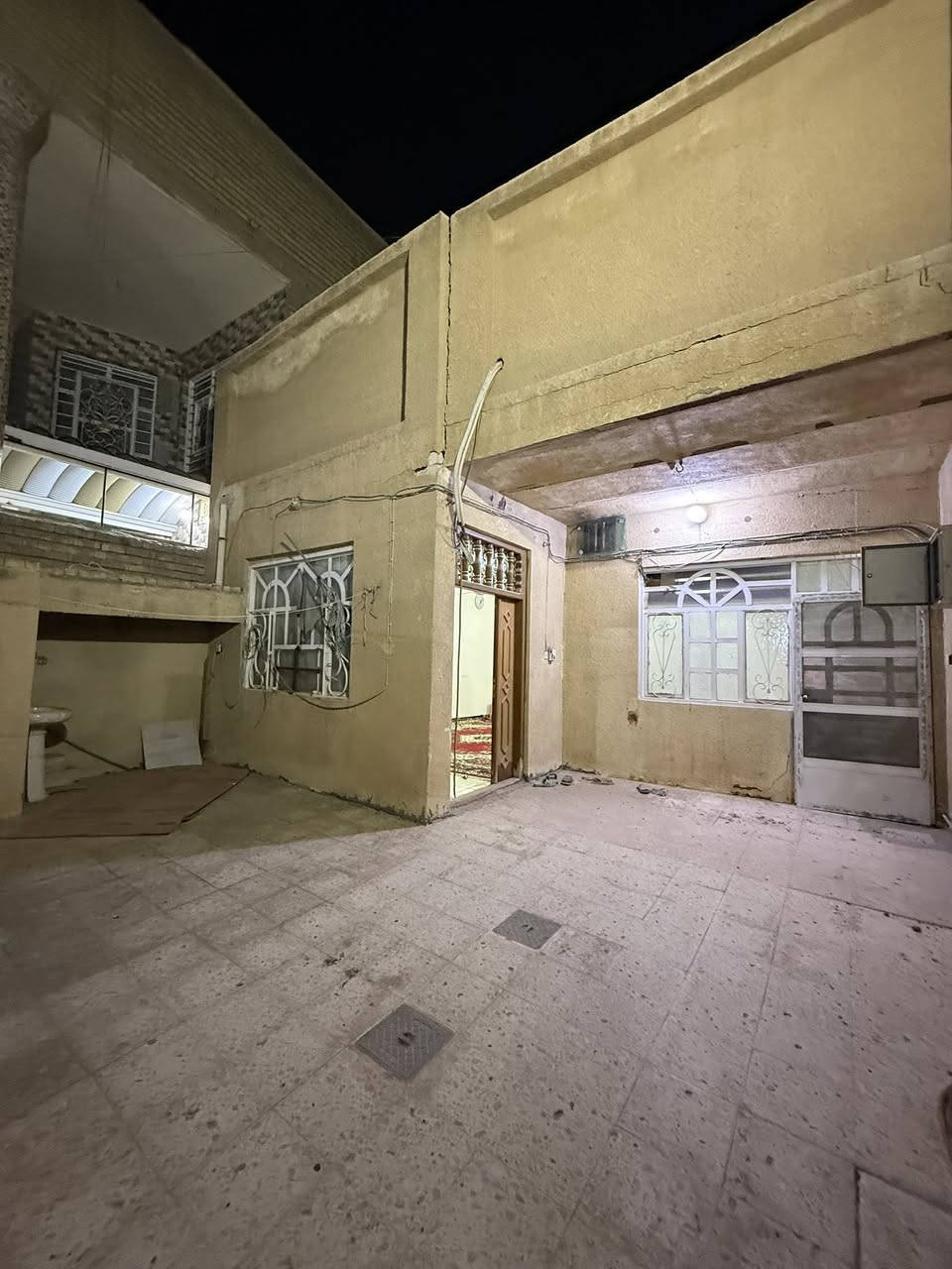 هذه البيت مكانه حي السلام بل نجف 

مساحته 150 م واجه 7ونص نزال 20

بي 4غرف نوم صب كونكريت كلش نضيف و مكانه راقي بحي السلام خلف مدارس مهدي الحكيم و مفتوح على شارع سلام غري 

للاستفسار اكثر عن هذه البيت. التواصل يتوفر وتساب 

0780 789 4484

تابع الصفحه عزيزي 📲
