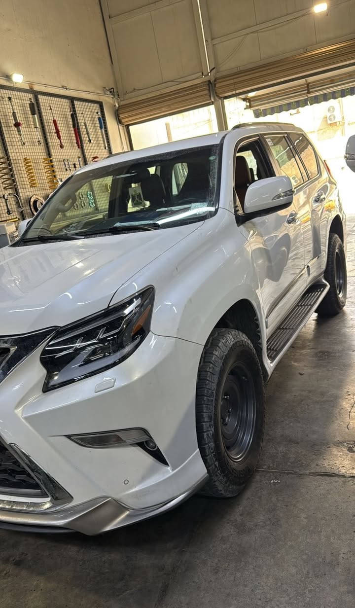 السلام وعليكم 
لكزز مكفوله كفاله عامه 
موديل 14 سعرهه 
36 وبيهه مجال  قليل 
مكانهه بغداد 
***********
