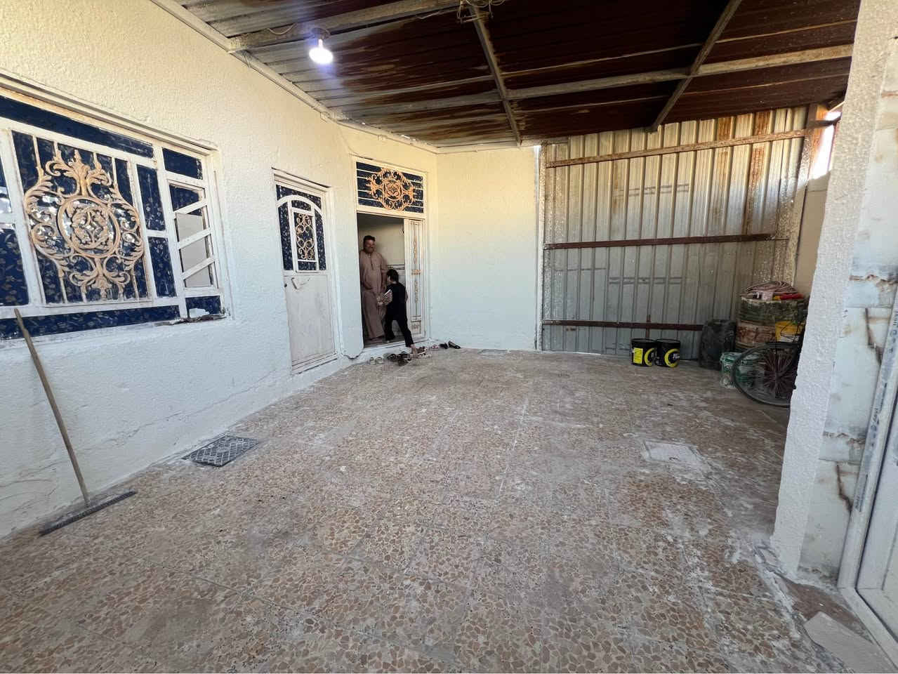 دار سكن للبيع

يحتوي على 2 غرف منام و2 فوك +مطبخ فوك وصحيات  + هول+ مجمع صحيات داخليه + ديوان خارجي + صحيات خارجيه + كراج سياره + ترك ومنور +مطبخ

مساحه البيت ٢٠٠ متر ركن  

نوع العقار طابو زاعي سند ٢٥ بسم عراقي وكاله ومكتبه ونسخه من طابو

علماً المنزل بالكامل سيراميك 

نوع السقف كونكريت 

المنطقه تحتوي على جميع الخدمات ماء وكهرباء ومستوصف صحي ومدارس ابتدائيه 

الجيران ذهب صافي 

العنوان البصره شط لعرب الجزيره ليوبه قرب المستوصف

السعر المطلوب١٠٥  

للاستفسار التواصل خاص او على الرقم التالي /

‏***********
مكتب عقارت المهندس البصرة, العراق
