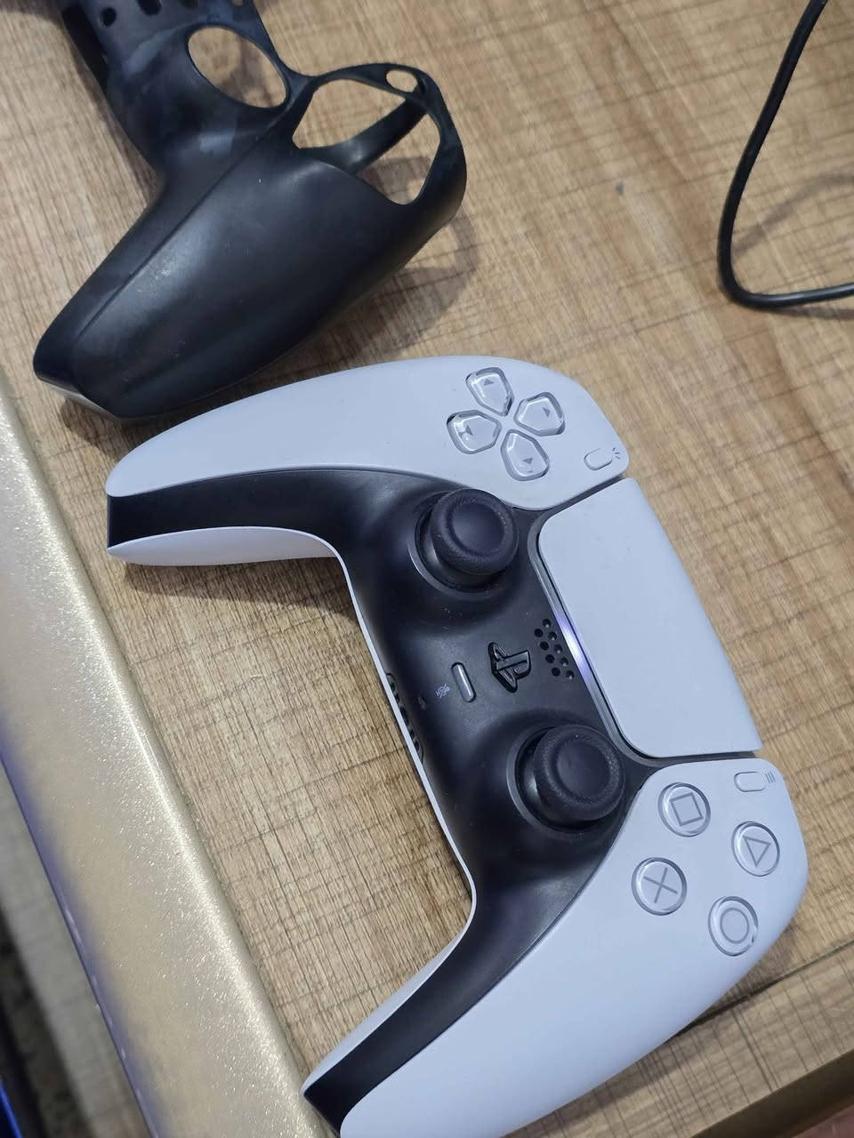 جهاز بلايستيشن 5 سلم اخو الجديد كسر كارتون استعمال جداً قليل للبيع
كارتون وملحقات اصلية كاملة وجويستك بلادي اصلي 
السعر 610 وبي مجال بسيط
*********** / يوجد توصيل لكل العراق شرط دفع مبلغ مقدمة بسيطة لضمان التوصيل الحال, واسط
