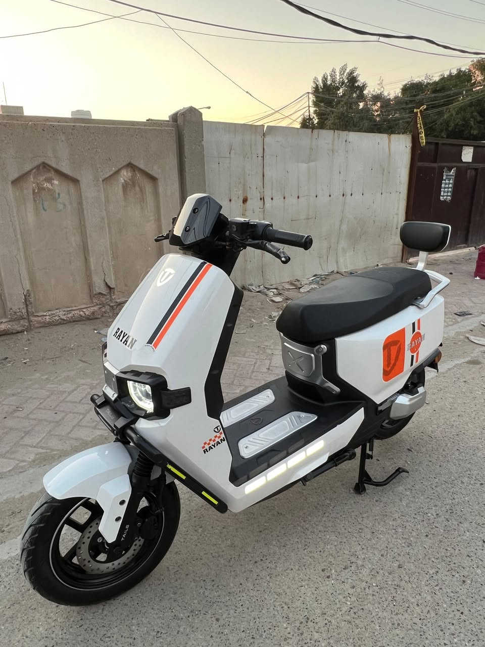 🚨🔥للبيع طك كارتون  دراجة الريان RAYAN – وحش الكون VIP  🔥🚨

📍 وضعية  الشركة – نظافة وكالة 💯

⚙️ المواصفات الفنية:

🔋 بطارية كرافين كاربون جل 35 أمبير / 72 فولت

⚡ محرك ملف 2000 واط – سرعة حقيقية 80 كم/س

🚀 مدى حقيقي 80 كم

🖐️ بصمة عدد 2 + تشغيل عن بُعد

🔒 جهاز إنذار ضد السرقة

🛑 بريك دسك + دهن ديلات هايدروليك ناعمة جداً

🪶 قيادة ناعمة ورزينة جداً على الطريق

💺 كشن سياحي واسع لشخصين + مساحة تخزين كبيرة تحت الكشن 

🛞 إطارات 12 / 90 / 90

💡 إشارات LED أمامية وجانبية + إشارة رباعية

🔁 إمكانية الرجوع للخلف (R)

🔋 نظام TTFR لإعادة الشحن عند استخدام البريك

✅  البطارية 6 مسطرة 

📦 الحالة: جديدة بالكامل

للاستفسار الاتصال/ 
 📞***********
العنوان بغداد 📍
