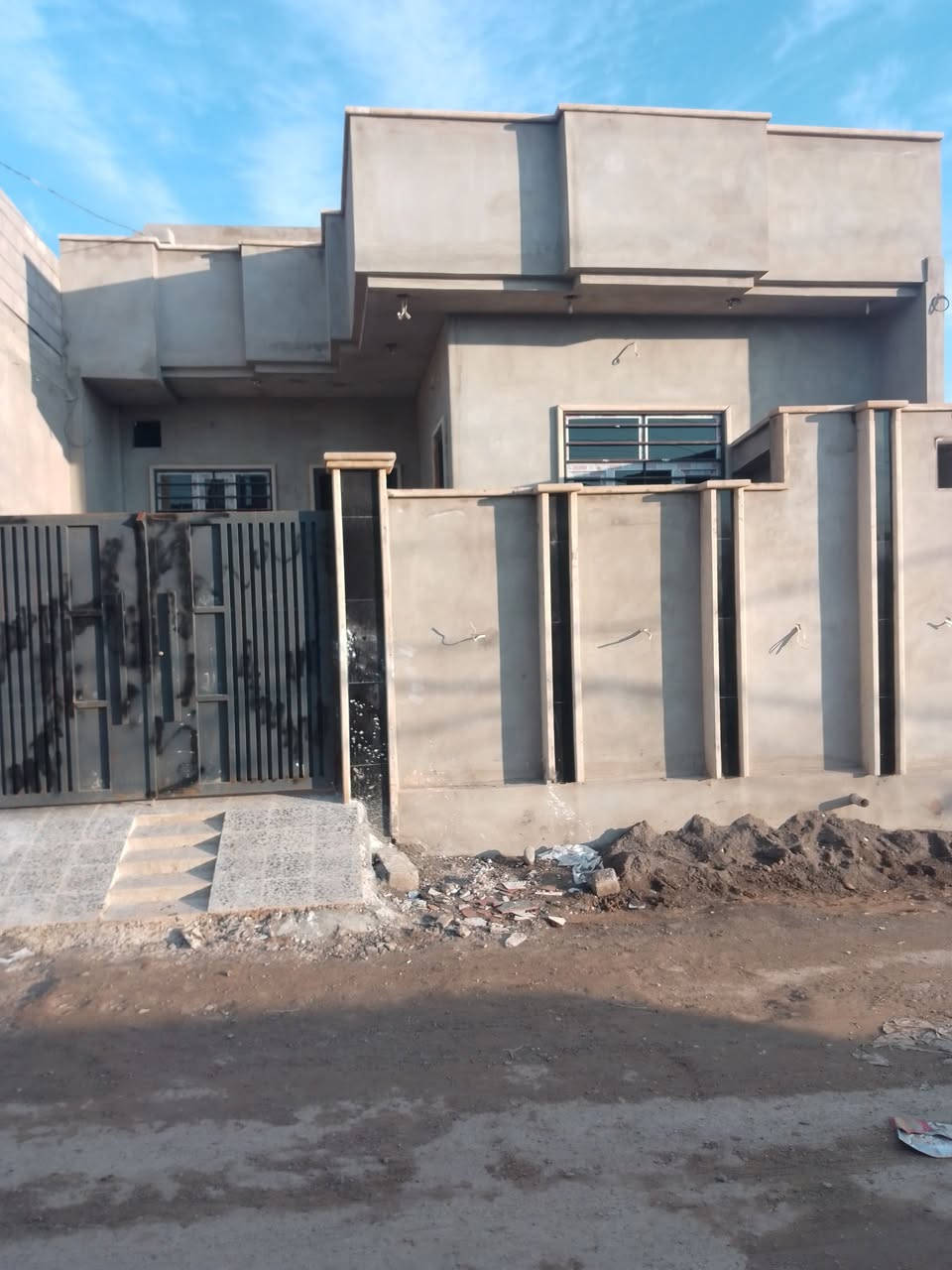 السلام عليكم يوجد بيت كامل القوسيات قرب المدرسة الصينيه المساحه 190 بيت كامل سرميك كاشي غرفتين نوم هول استقبال مشتملات خرج داخل نضام دكتات خدمات ماي كهرباء تبليط سند 25 زراعي وصل بلدية السعر 55 بي مجال قليل تواصل خاص او وتساب ***********
