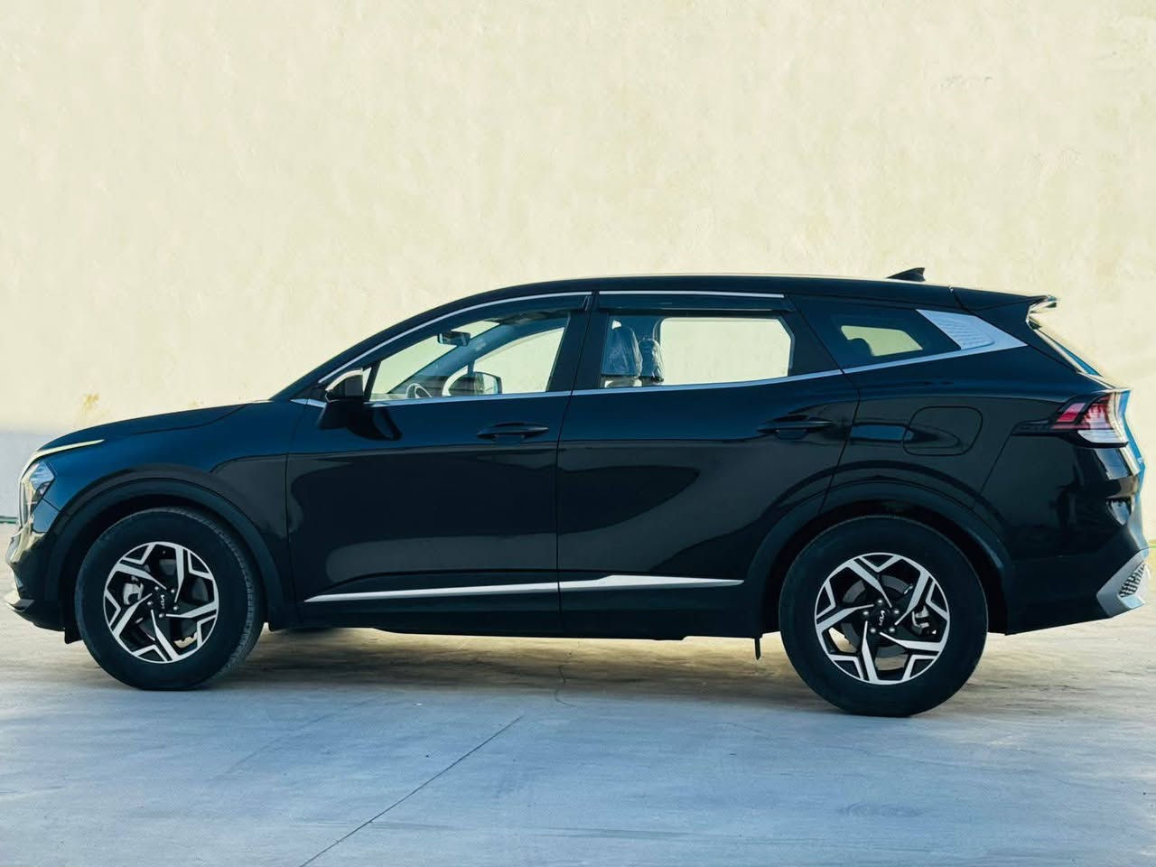 للبيع فقط 
سبورتج 2023 حادث  بالجاملغ والباب وصور حادث مرفقه بجم كبس بدون ايرباك وبيه بلعراق طخه جاملغ خلفي صبغ صفحه سايق وباقي مكفول 
 لون اسود . ماشية ٣٥ الف مايل
مواصفات السيارة
محرك ٢٥٠٠ تنفس طبيعي GDi
رادار امامي 
سويج
سياقة ذاتية
تحديد مسار 
شاشه +كامره + حساس
سايد بريك بصمه 
تبريد قطعتين 
كير 8 نمر
رقم سليمانيه دولي ترقيم جديد تحويل مباشر هزه ورقم جدد
مكاني بغداد قرب علوه الرشيد يم القوس 
وسعره مال بيع ١٦٨ نهايته ولاتكلي اكو ارخص من هيج سعر 
 اي استفسار اتصل/ ***********
                       /***********
